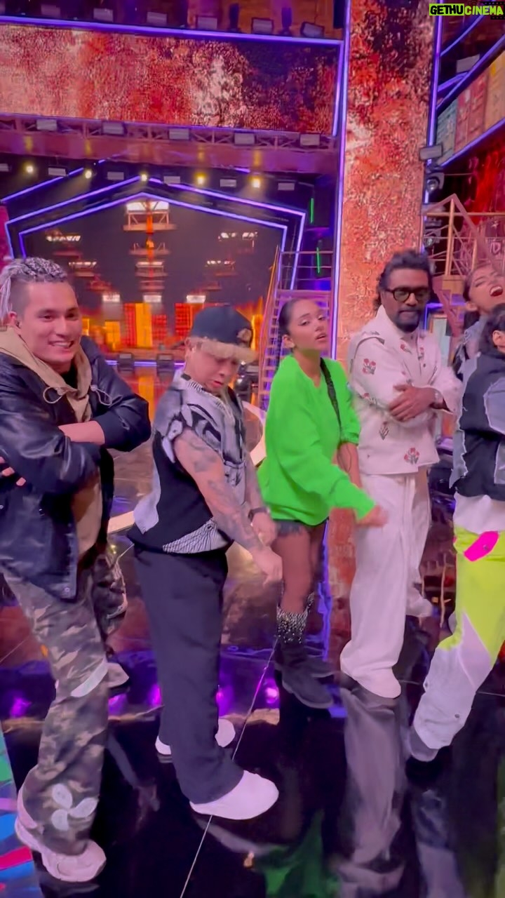 Vartika Jha - 275K Likes - Sensation jaise ki🤣🤣🤣
@remodsouza @jhavartika @saumyakamble_official @aka_nepo @raktim_thakuria 

Shot by one and only @munawar.faruqui 

#sushantkhatri #reels #reelitfeelit #reelsinstagram #reelkarofeelkaro #dance #remodsouza #fun #comedy #hiphoparmy #hiphopindia