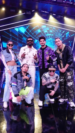 Vartika Jha Instagram - Contestants ke saath humara collab is one for the books 🔥😎

@realmeindia #HipHopIndia Season 2 co-presented by @sprite_india and co-powered by @tuborg_india packaged drinking water, watch now on Amazon MX Player.

@munawar.faruqui @remodsouza sir @malaikaaroraofficial ma’am
@manisharani002 @wickedsunnyyyyy @framesproductioncompany