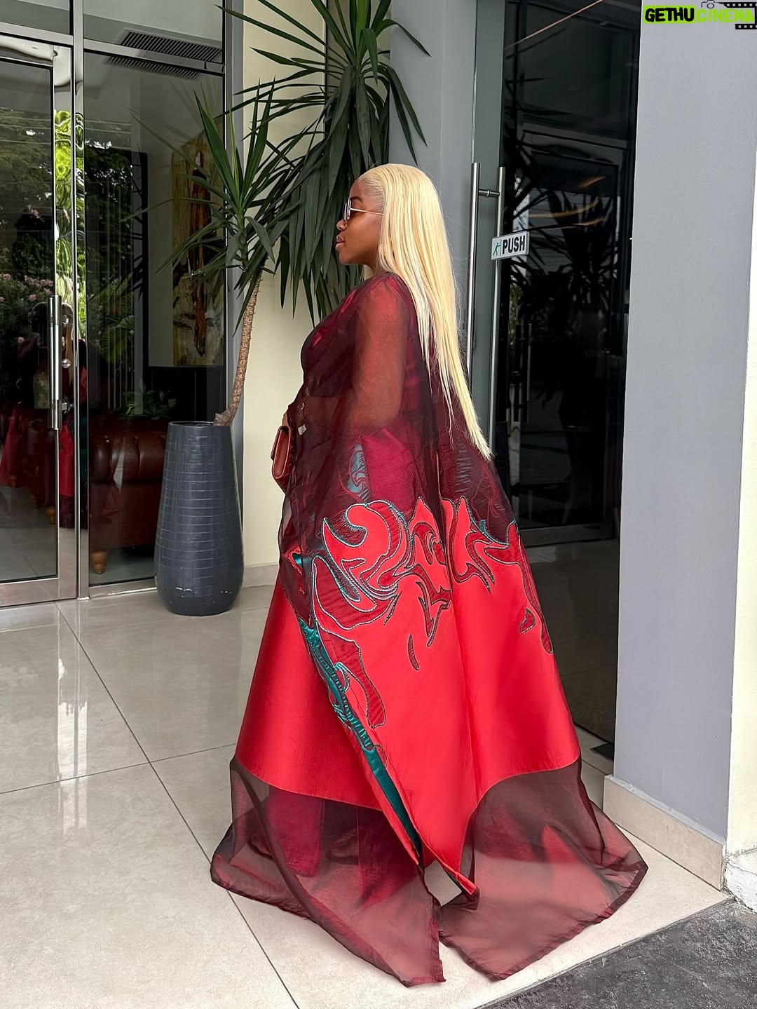 Veekee James - 122.3K Likes - A Lewkkkk😍😍😍💥

Wearing @simidefined & @hairbyadefunkeee 
Hair installation @sheyz_touch 
Earrings @aishaochuwa_jewellery 

Music: He is God by @prudent_gabriel & @okopi_peterson