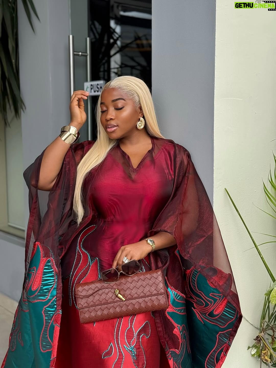Veekee James - 122.3K Likes - A Lewkkkk😍😍😍💥

Wearing @simidefined & @hairbyadefunkeee 
Hair installation @sheyz_touch 
Earrings @aishaochuwa_jewellery 

Music: He is God by @prudent_gabriel & @okopi_peterson