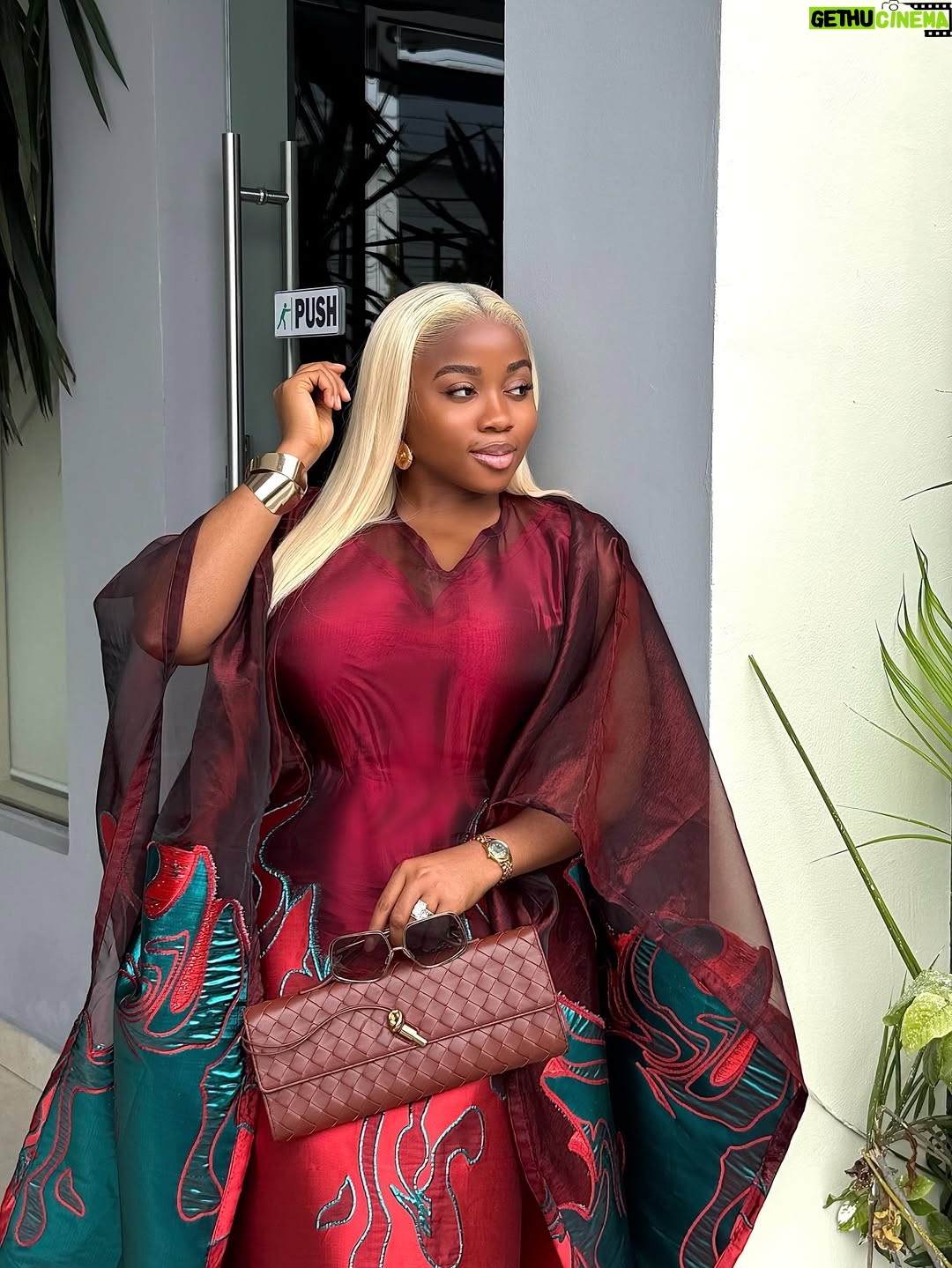 Veekee James - 122.3K Likes - A Lewkkkk😍😍😍💥

Wearing @simidefined & @hairbyadefunkeee 
Hair installation @sheyz_touch 
Earrings @aishaochuwa_jewellery 

Music: He is God by @prudent_gabriel & @okopi_peterson