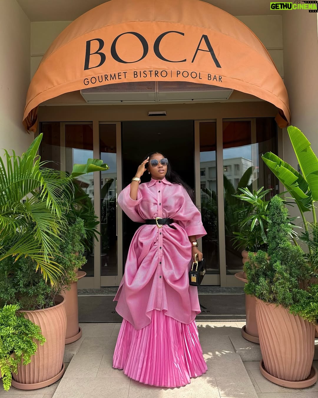 Veekee James - 105.5K Likes - Firstly, Marry a Man that knows your angles😍
Secondly Show me a more powerful fit today…I’ll wait!
Y’all asked for my full look😍 Enjoy❤️

Wearing @wannifuga 
Hair @hairbyadefunkeee