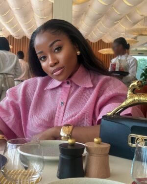 Veekee James Instagram - Firstly, Marry a Man that knows your anglesš
Secondly Show me a more powerful fit todayā¦Iāll wait!
Yāall asked for my full lookš Enjoyā¤ļø
Wearing @wannifuga
Hair @hairbyadefunkeee