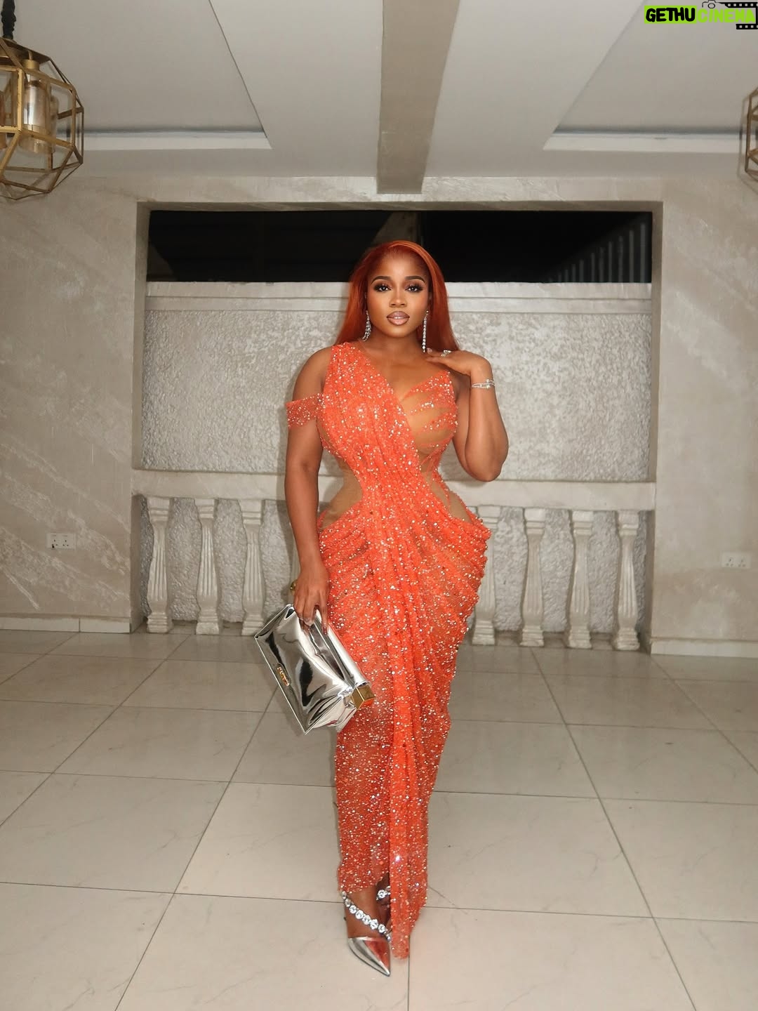 Veekee James - 107.5K Likes - The hair is the main character 😍💥🤯

Dress @veekeejames_official 
Hair @hairbyadefunkeee 
Photographer @lyons_studio_