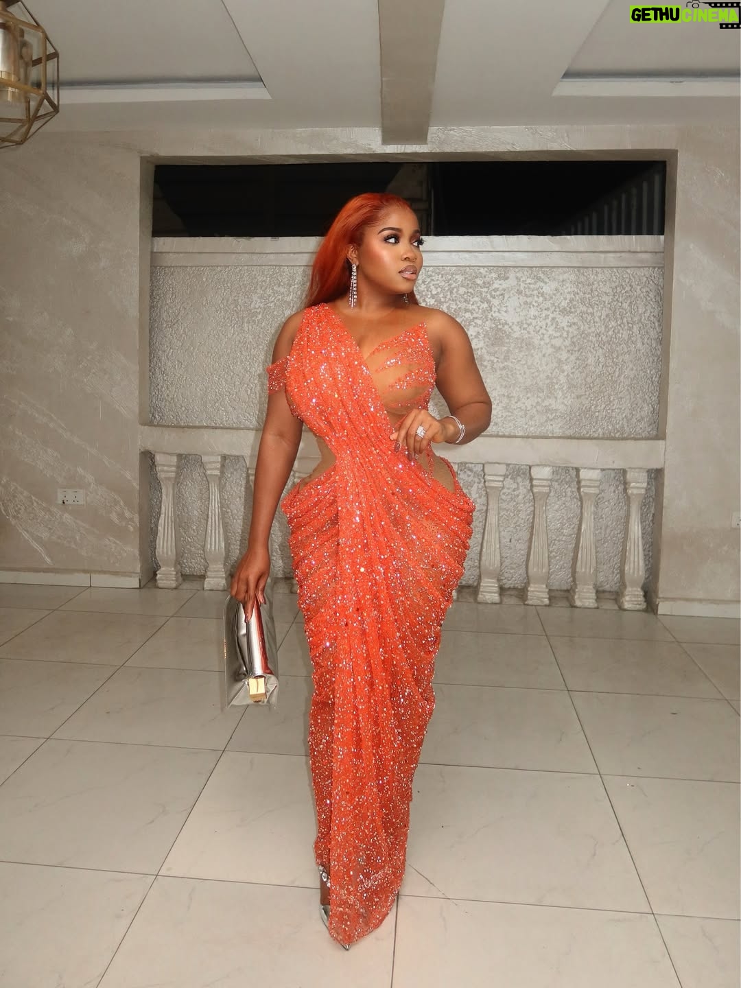 Veekee James - 107.5K Likes - The hair is the main character 😍💥🤯

Dress @veekeejames_official 
Hair @hairbyadefunkeee 
Photographer @lyons_studio_