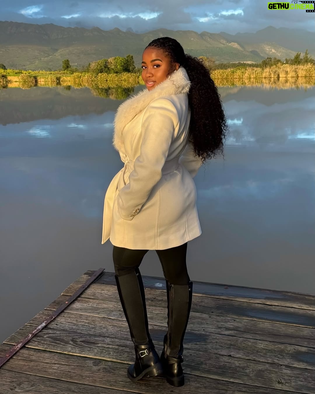 Veekee James - 114.6K Likes - 18 Slides of beauty, nature & family🥰
Happy New Week VJ Army❤️