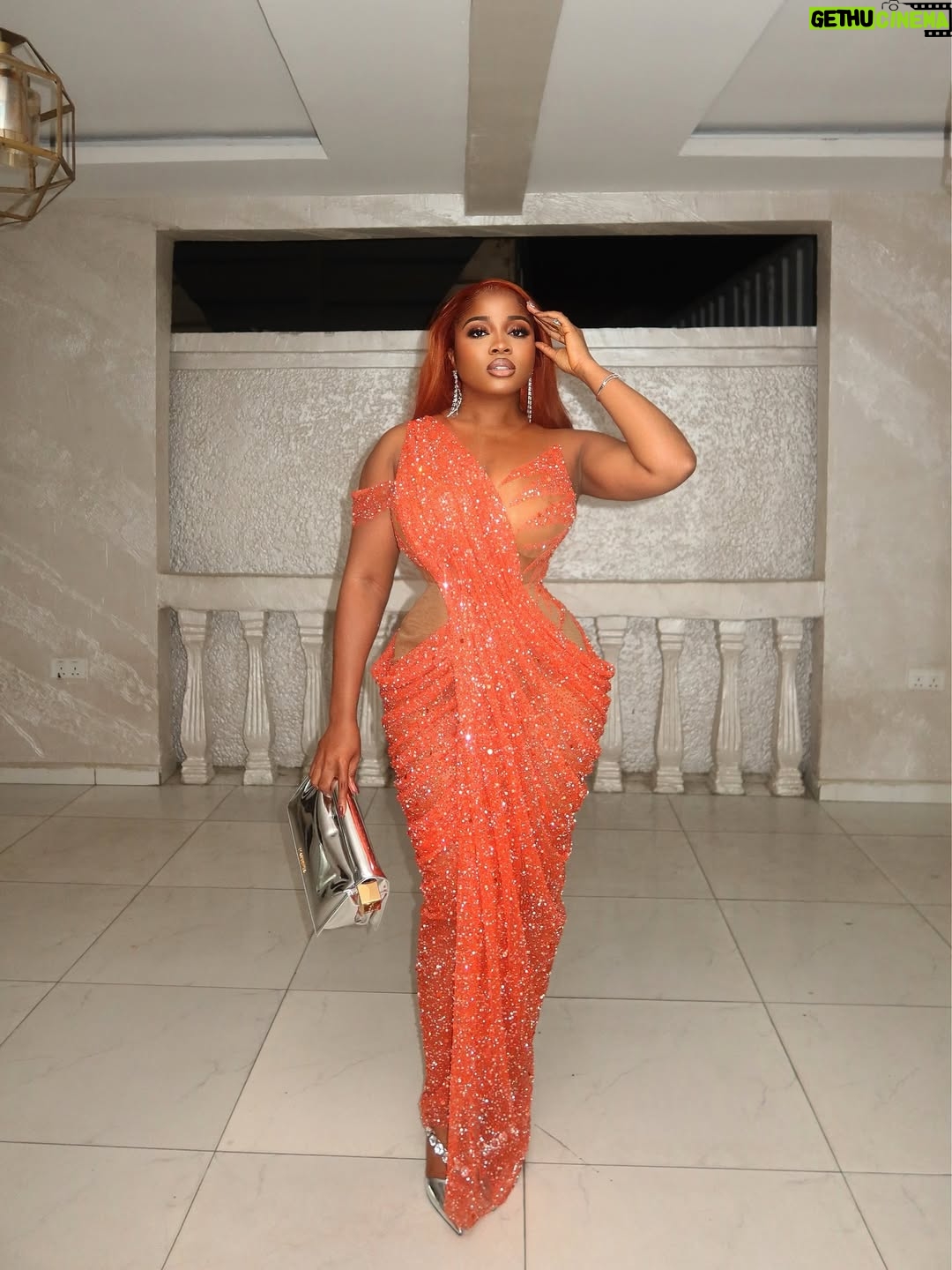 Veekee James - 107.5K Likes - The hair is the main character 😍💥🤯

Dress @veekeejames_official 
Hair @hairbyadefunkeee 
Photographer @lyons_studio_