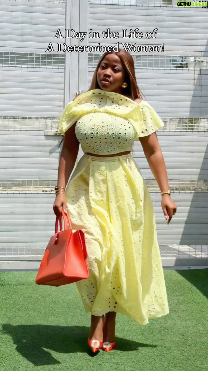Veekee James - 114.4K Likes - To all my Girlies who wake up to Hustle, trust God, drink champagne and mind their business…May this year be good to you🥂🥰

This was how my week started yesterday! 
Outfit @bebe.o.style 
Hair @malliaworld 
#workmode