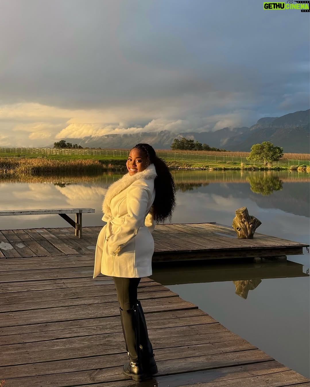 Veekee James - 114.6K Likes - 18 Slides of beauty, nature & family🥰
Happy New Week VJ Army❤️