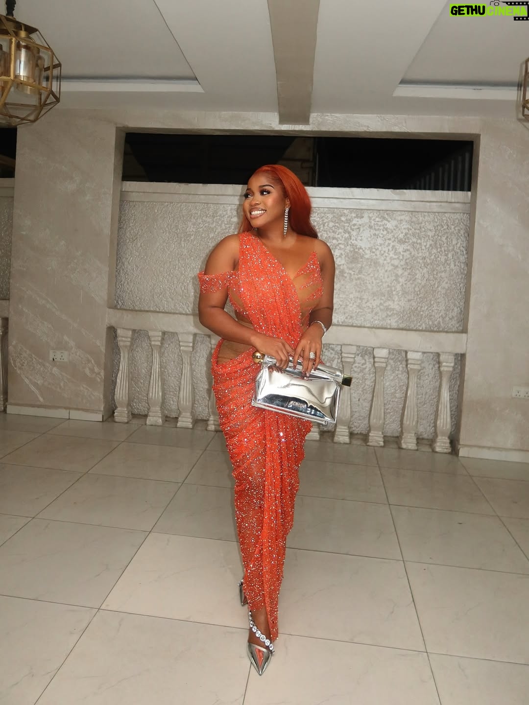 Veekee James - 107.5K Likes - The hair is the main character 😍💥🤯

Dress @veekeejames_official 
Hair @hairbyadefunkeee 
Photographer @lyons_studio_