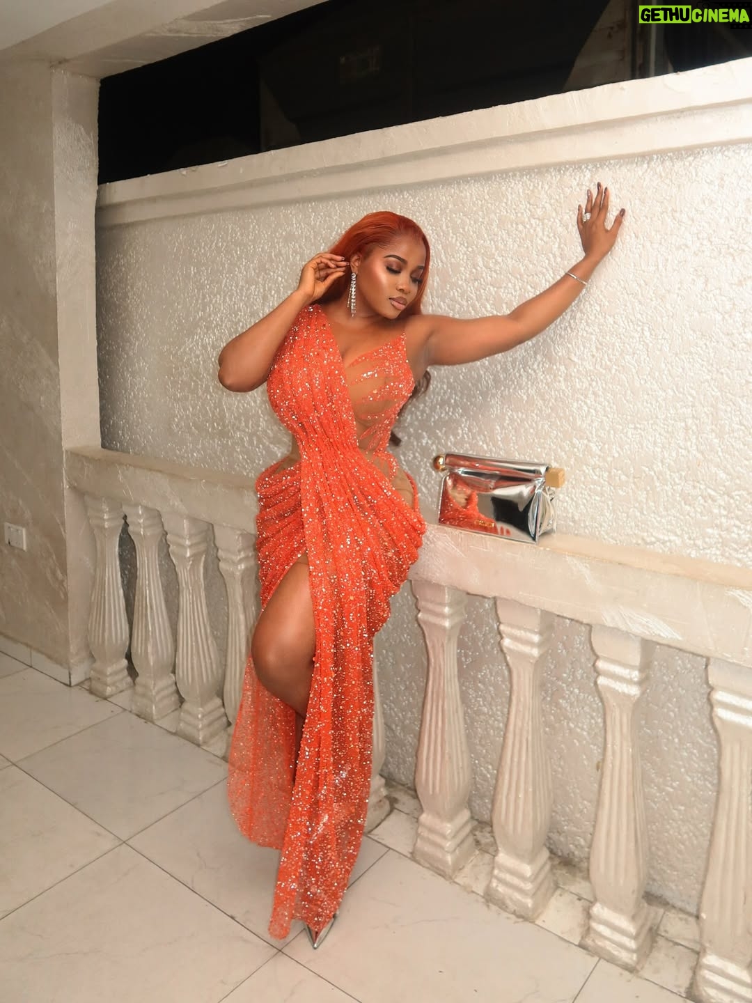 Veekee James - 107.5K Likes - The hair is the main character 😍💥🤯

Dress @veekeejames_official 
Hair @hairbyadefunkeee 
Photographer @lyons_studio_