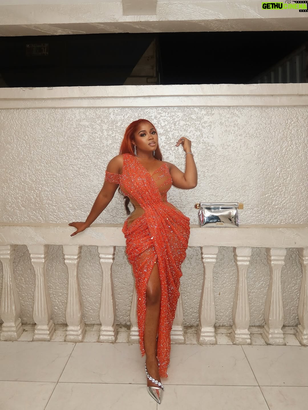 Veekee James - 107.5K Likes - The hair is the main character 😍💥🤯

Dress @veekeejames_official 
Hair @hairbyadefunkeee 
Photographer @lyons_studio_