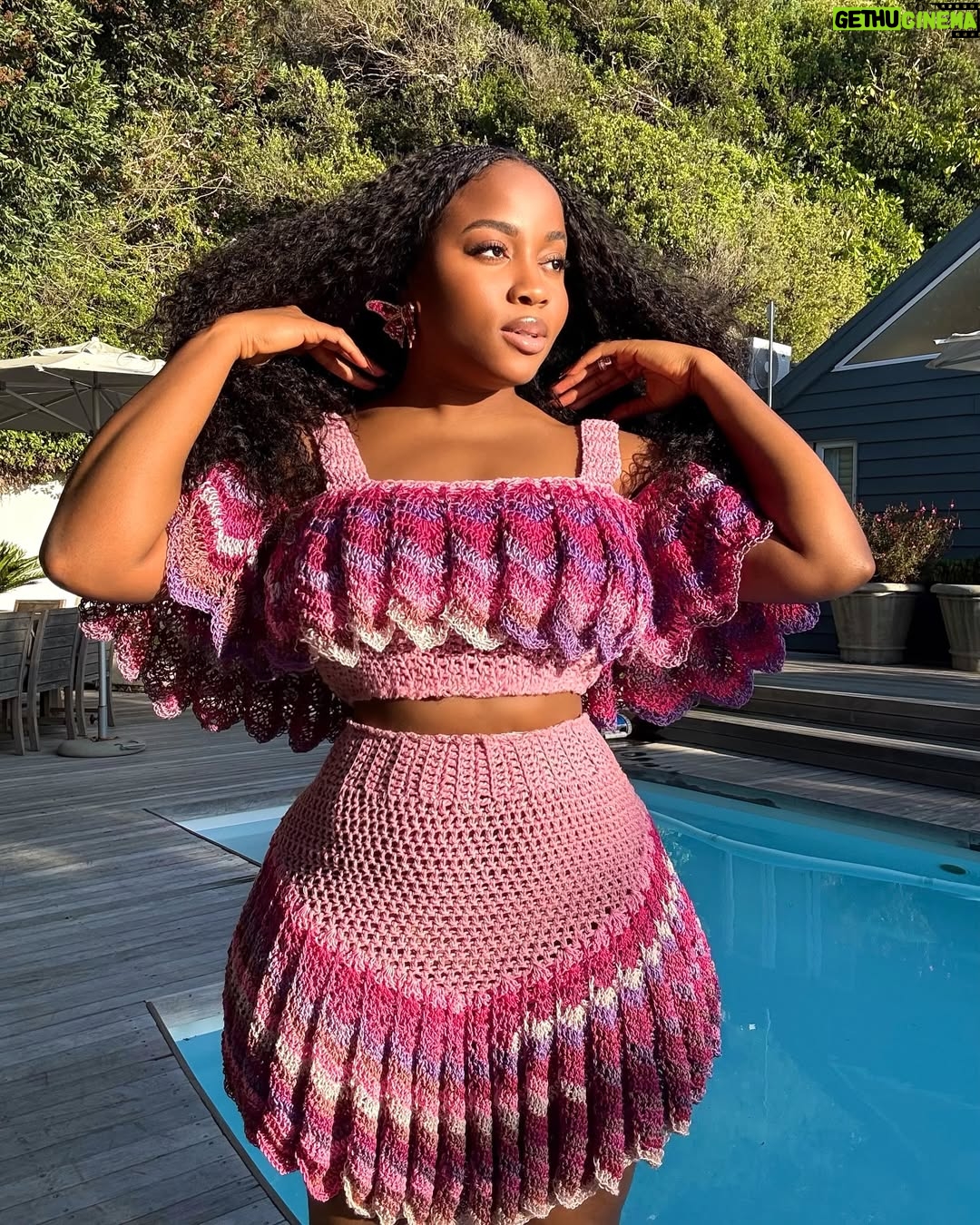 Veekee James - 197.7K Likes - Her Husband’s Hottie 🌸🥰
•
🩴 @outlashbrand 
👗 @hookedbylade 
💼 @neekahs_luxurybeads__