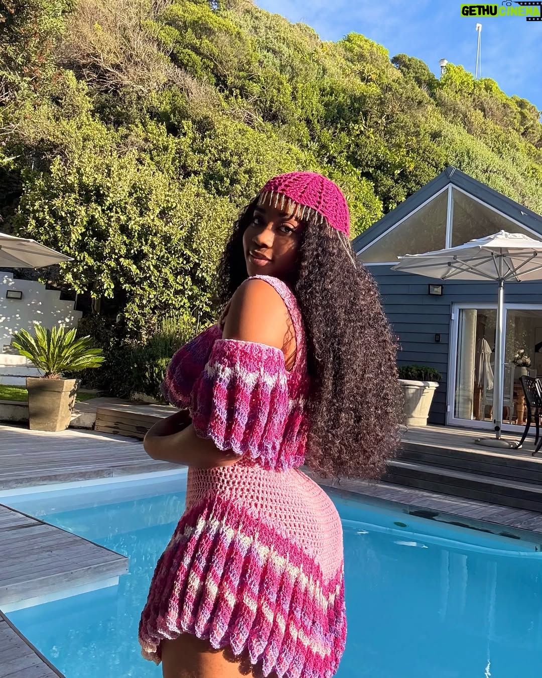 Veekee James - 197.7K Likes - Her Husband’s Hottie 🌸🥰
•
🩴 @outlashbrand 
👗 @hookedbylade 
💼 @neekahs_luxurybeads__