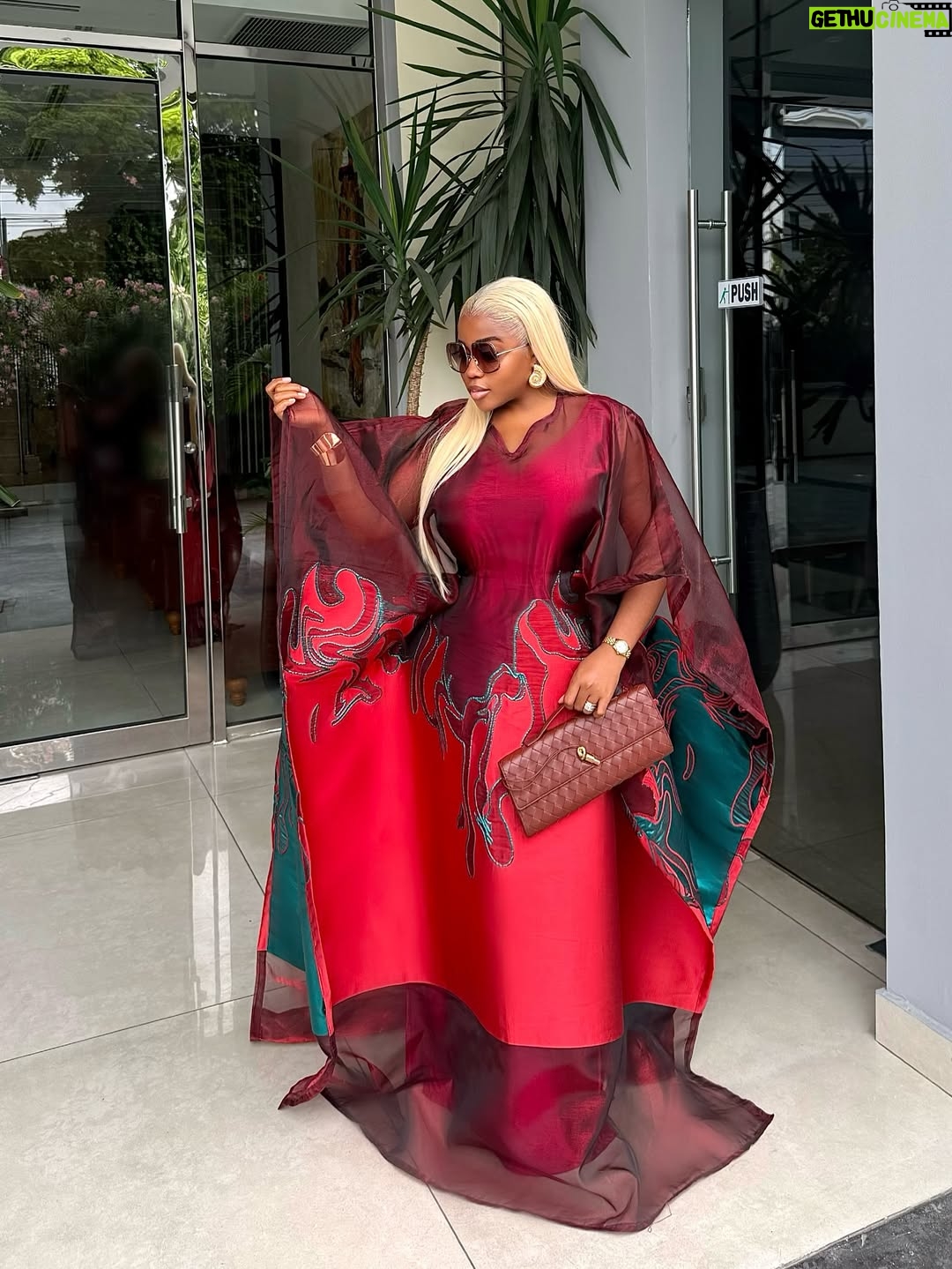 Veekee James - 122.3K Likes - A Lewkkkk😍😍😍💥

Wearing @simidefined & @hairbyadefunkeee 
Hair installation @sheyz_touch 
Earrings @aishaochuwa_jewellery 

Music: He is God by @prudent_gabriel & @okopi_peterson