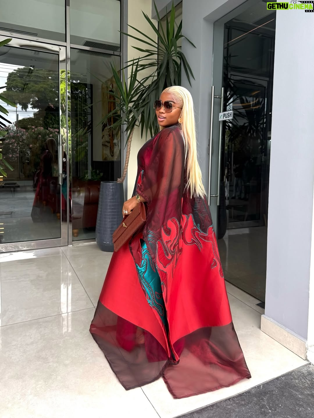 Veekee James - 122.3K Likes - A Lewkkkk😍😍😍💥

Wearing @simidefined & @hairbyadefunkeee 
Hair installation @sheyz_touch 
Earrings @aishaochuwa_jewellery 

Music: He is God by @prudent_gabriel & @okopi_peterson