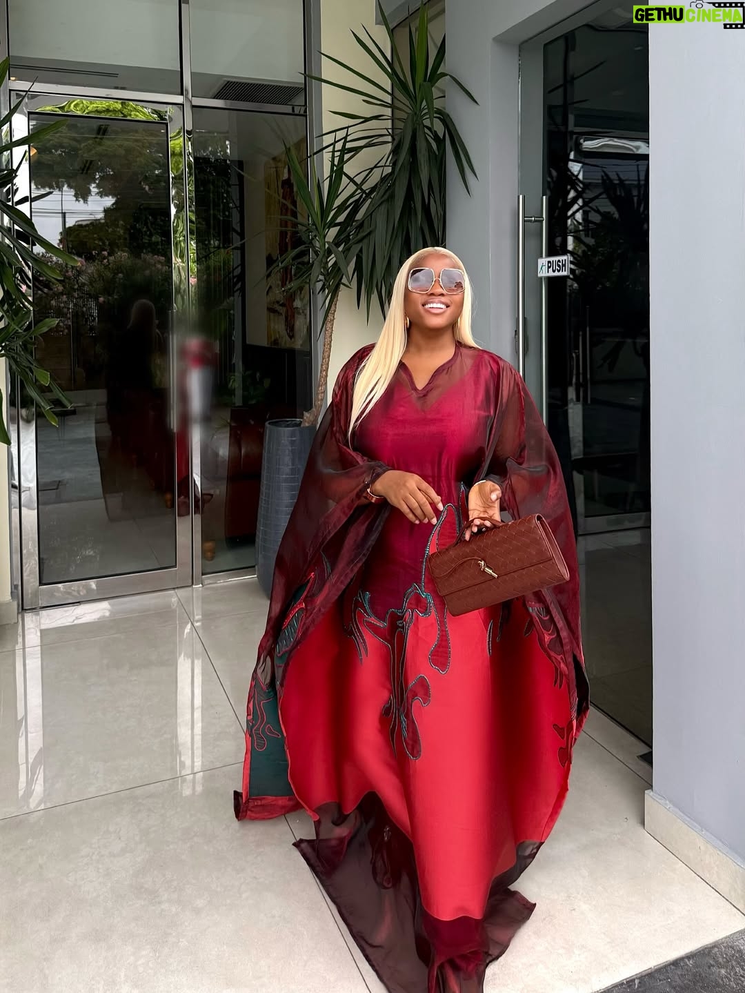Veekee James - 122.3K Likes - A Lewkkkk😍😍😍💥

Wearing @simidefined & @hairbyadefunkeee 
Hair installation @sheyz_touch 
Earrings @aishaochuwa_jewellery 

Music: He is God by @prudent_gabriel & @okopi_peterson