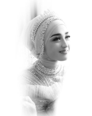 Veve Zulfikar Instagram - Dalam perjalanan hidup setiap orang, kita semua pasti
" Sedang / Pernah / Akan " berada di fase yang sama :
1. Ada yang merasakan suatu cerita yang singkat namun cerita itu terasa sangat melekat
2. Ada yang datang hanya berlalu lalang, sekedar hadir di dalam hidup kita namun tidak menjadi takdir
3. Ada juga yang hadir bukan menjadi teman hidup, melainkan menjadi pelajaran hidup
4. Ada yang hadirnya tanpa kita sadari, namun selalu menjadi sumber kebahagiaan yang berharga
5. Ada juga yang kehadirannya tidak pernah kita nantikan, namun kehadirannya juga tiba-tiba menyempurnakan - Veve Zulfikar š¤
š Gown By : @by.maw @mawaddatulhaq