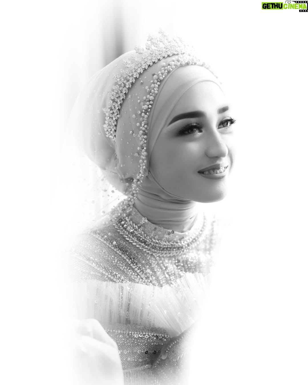 Veve Zulfikar - 3 Likes - Dalam perjalanan hidup setiap orang, kita semua pasti 
" Sedang / Pernah / Akan " berada di fase yang sama :

1. Ada yang merasakan suatu cerita yang singkat namun cerita itu terasa sangat melekat 
2. Ada yang datang hanya berlalu lalang, sekedar hadir di dalam hidup kita namun tidak menjadi takdir
3. Ada juga yang hadir bukan menjadi teman hidup, melainkan menjadi pelajaran hidup
4. Ada yang hadirnya tanpa kita sadari, namun selalu menjadi sumber kebahagiaan yang berharga 
5. Ada juga yang kehadirannya tidak pernah kita nantikan, namun kehadirannya juga tiba-tiba menyempurnakan - Veve Zulfikar 🤍

💗 Gown By : @by.maw @mawaddatulhaq