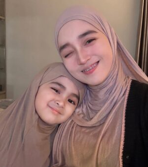 Veve Zulfikar Instagram - si sulung & si bungsu 🧕🏻💗 
adik rasa anak hihihi