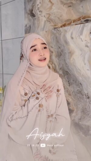 Veve Zulfikar Instagram - Suatu ketika Sayyidah Aisyah melihat Rasulullah dalam keadaan lapang, dan ia berkata ;
" wahai Rasulullah, doakan kebaikan untukku "
lalu Rasulullah berdoa,
" Yaa Allah, ampunilah dosa isteriku Aisyah keseluruhannya yang lalu dan yang akan datang, dosanya yang terlihat dan tersembunyi "
Kemudian Sayyidah Aisyah tertawa hingga kepalanya terjatuh dipangkuan Rasulullah
Lalu Rasulullah berkata kepadanya,
" Ya Humairaku, apakah doa Ku membuatmu senang? "
Sayyidah Aisyah menjawab
" ya, bagaimana aku tidak senang dengan doa dariMu "
Rasulullah kemudian bersabda " Demi Allah, itu adalah Doaku untuk Ummatku setiap kali selesai Aku sholat "
( Sumber: Hadist riwayat Ibnu Hibbah dari Sayyidah Aisyah RA )