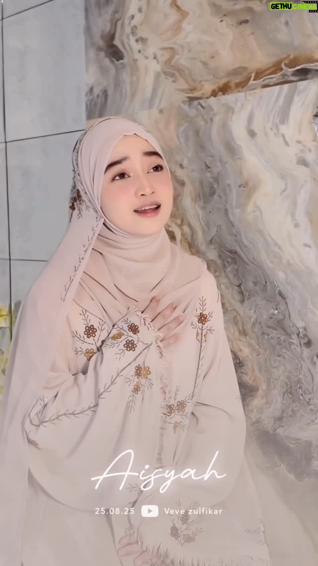 Veve Zulfikar - 3 Likes - Suatu ketika Sayyidah Aisyah melihat Rasulullah dalam keadaan lapang, dan ia berkata ; 
" wahai Rasulullah, doakan kebaikan untukku "

lalu Rasulullah berdoa,
" Yaa Allah, ampunilah dosa isteriku Aisyah keseluruhannya yang lalu dan yang akan datang, dosanya yang terlihat dan tersembunyi " 

Kemudian Sayyidah Aisyah tertawa hingga kepalanya terjatuh dipangkuan Rasulullah
Lalu Rasulullah berkata kepadanya, 
" Ya Humairaku, apakah doa Ku membuatmu senang? "

Sayyidah Aisyah menjawab 
" ya, bagaimana aku tidak senang dengan doa dariMu "

Rasulullah kemudian bersabda " Demi Allah, itu adalah Doaku untuk Ummatku setiap kali selesai Aku sholat " 

( Sumber: Hadist riwayat Ibnu Hibbah dari Sayyidah Aisyah RA )