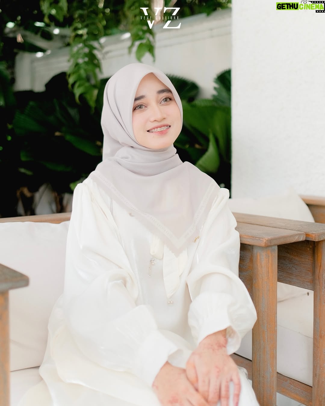 Veve Zulfikar - 1.3K Likes - Awal bulan biar makin semangat enaknya belanja ga sih? Recomended banget buat kamu yang lagi nyari scarf simple minimalis! Checkout Zena Scarf ini aja say💞 Warna “Nude” yang paling netral, bakal kepake buat segala occasion, milikin sekarang yuk😊

GRATIS ZENA SCARF BUAT 2 Dyn Ladies yang Beruntung‼️ Cukup follow, like, share, dan komen👇🏻
Z
E
N
A
Screenshot buktinya kirim ke DM yuk❤️ Good luck🤗

⚠️FREE ONGKIR KE SELURUH INDONESIA ORDER MELALUI WA DAN WEBSITE ONLY⚠️ Curi foto & video selain mitra resmi DENDA 10juta❌ HATI-HATI PENIPUAN & DYN PALSU‼️

Zena Scarf 

Material:  Voal Ultrafine Premium
Best price: (harga khusus website & whatsapp)
Best price: IDR 189.000-,

Detail : 
Size  115 cm x 115 cm
Finishing lasercut
Aksen plat logo Dyn premium
Include pouch

✨PAKET BUNDLING✨

Paket A: IDR 199.000-, (Scarf Include Pouch & Paperbag)

Paket B: IDR 210.000-, (Scarf Include Exclusive box)

Paket C: IDR 219.000-, (Scarf Include Exclusive box & Paperbag)

Available in 7 colors: Candy pink, nude, light grey, black, sky blue, sage & orchid

Note : warna asli bisa jadi sedikit berbeda dari foto di karenakan efek kamera, pencahayaan ketika pemotretan serta resolusi dan kecerahan layar.

Order On👇🏻
✅Website: www.dynofficial.com (FREE ONGKIR)
✅Shopee: DYN Official Shop & dynclothing.official
✅Tokopedia: DYN Clothingline Official
✅Lazada: DYN Clothingline Shop
✅Tiktokshop: Dyn clothingline (@ dynclothing)
✅Whatsapp (FREE ONGKIR):
Admin 1 👉🏻Kak Priska: 0851-6318-7084
Admin 2 👉🏻 Kak Pitri: 0851-7536-8025
Admin 3👉🏻 Kak Dyah: 0851-6159-5868 

Daftar distributor resmi DYN : 

Jawa Timur
@dyn_sidoarjo 
@dyn_kediri 
@dyn.jember 
@dyn_clothinglinemalang 
@dyn_tulungagung 
@dyn_tuban 
@dyn_gresik
@dyn_madura
@dyn_pmk
@dyn_blitarofficial

Yogyakarta
@dyn_jogja.bantul 
@dyn_kotayogyakarta 
@dyn_sleman 

Sumatera 
@dyn_riau 
@dyn_bangka.belitung
@dyn_jambi
@dyn_sumaterrabarat