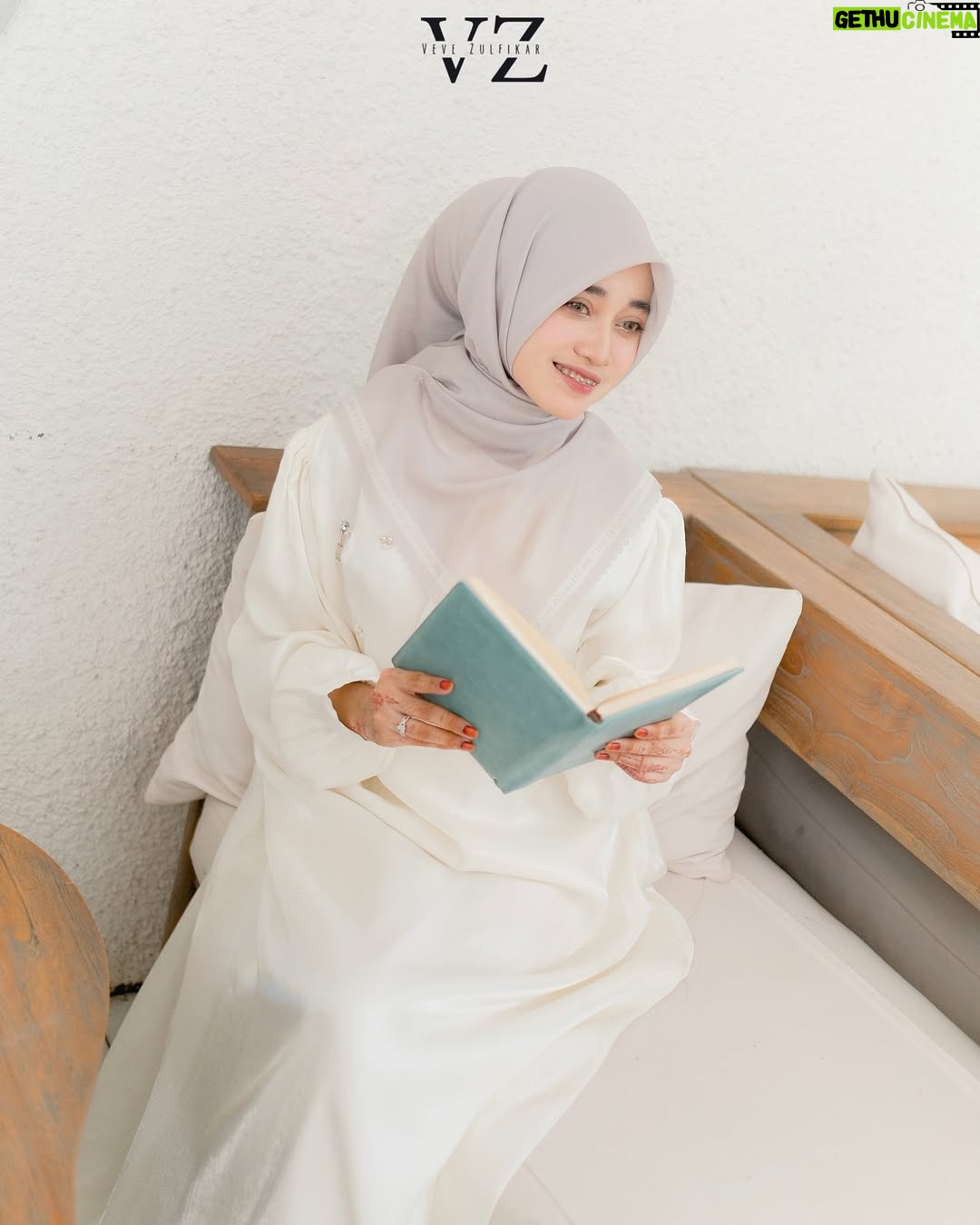 Veve Zulfikar - 1.3K Likes - Awal bulan biar makin semangat enaknya belanja ga sih? Recomended banget buat kamu yang lagi nyari scarf simple minimalis! Checkout Zena Scarf ini aja say💞 Warna “Nude” yang paling netral, bakal kepake buat segala occasion, milikin sekarang yuk😊

GRATIS ZENA SCARF BUAT 2 Dyn Ladies yang Beruntung‼️ Cukup follow, like, share, dan komen👇🏻
Z
E
N
A
Screenshot buktinya kirim ke DM yuk❤️ Good luck🤗

⚠️FREE ONGKIR KE SELURUH INDONESIA ORDER MELALUI WA DAN WEBSITE ONLY⚠️ Curi foto & video selain mitra resmi DENDA 10juta❌ HATI-HATI PENIPUAN & DYN PALSU‼️

Zena Scarf 

Material:  Voal Ultrafine Premium
Best price: (harga khusus website & whatsapp)
Best price: IDR 189.000-,

Detail : 
Size  115 cm x 115 cm
Finishing lasercut
Aksen plat logo Dyn premium
Include pouch

✨PAKET BUNDLING✨

Paket A: IDR 199.000-, (Scarf Include Pouch & Paperbag)

Paket B: IDR 210.000-, (Scarf Include Exclusive box)

Paket C: IDR 219.000-, (Scarf Include Exclusive box & Paperbag)

Available in 7 colors: Candy pink, nude, light grey, black, sky blue, sage & orchid

Note : warna asli bisa jadi sedikit berbeda dari foto di karenakan efek kamera, pencahayaan ketika pemotretan serta resolusi dan kecerahan layar.

Order On👇🏻
✅Website: www.dynofficial.com (FREE ONGKIR)
✅Shopee: DYN Official Shop & dynclothing.official
✅Tokopedia: DYN Clothingline Official
✅Lazada: DYN Clothingline Shop
✅Tiktokshop: Dyn clothingline (@ dynclothing)
✅Whatsapp (FREE ONGKIR):
Admin 1 👉🏻Kak Priska: 0851-6318-7084
Admin 2 👉🏻 Kak Pitri: 0851-7536-8025
Admin 3👉🏻 Kak Dyah: 0851-6159-5868 

Daftar distributor resmi DYN : 

Jawa Timur
@dyn_sidoarjo 
@dyn_kediri 
@dyn.jember 
@dyn_clothinglinemalang 
@dyn_tulungagung 
@dyn_tuban 
@dyn_gresik
@dyn_madura
@dyn_pmk
@dyn_blitarofficial

Yogyakarta
@dyn_jogja.bantul 
@dyn_kotayogyakarta 
@dyn_sleman 

Sumatera 
@dyn_riau 
@dyn_bangka.belitung
@dyn_jambi
@dyn_sumaterrabarat