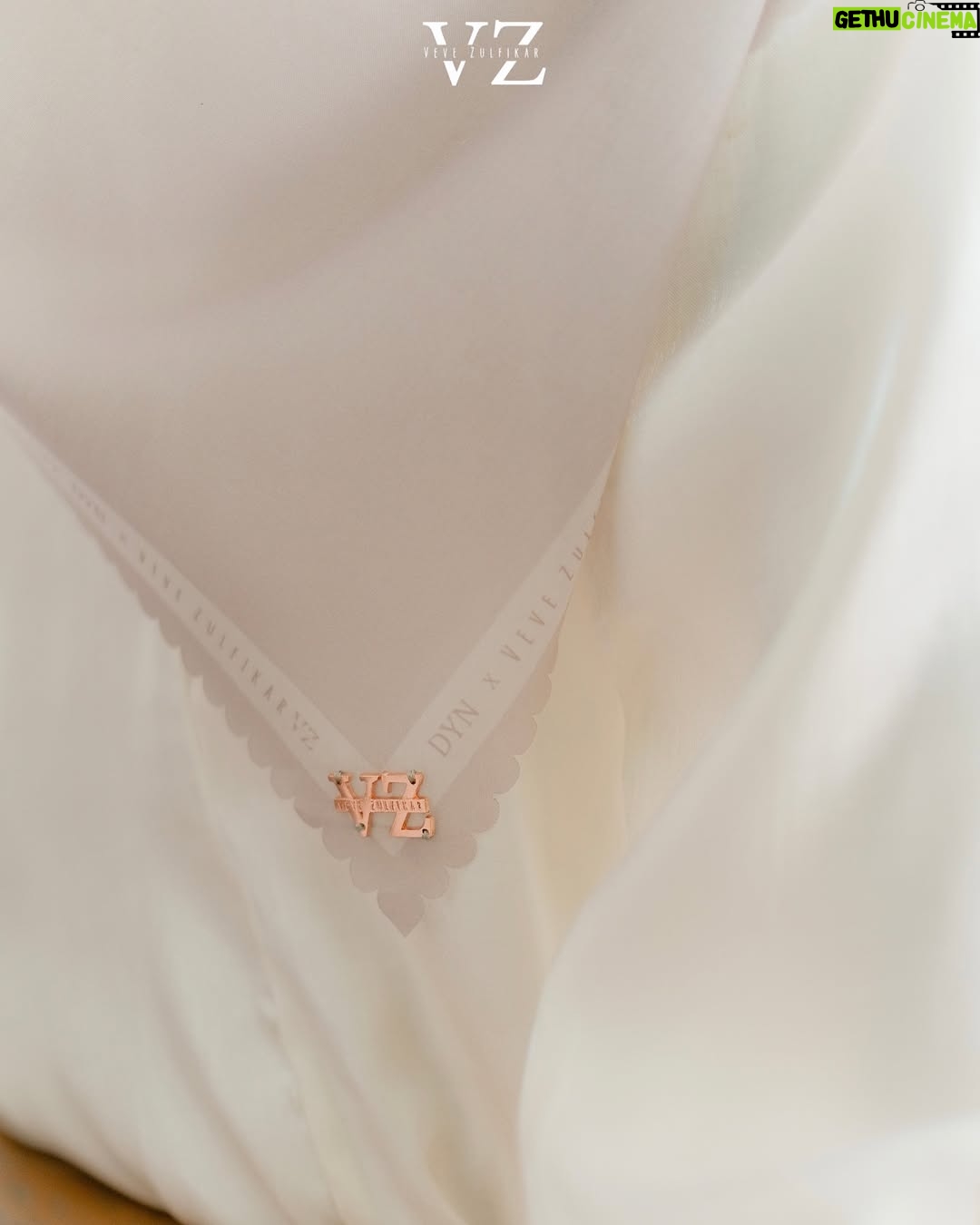 Veve Zulfikar - 1.3K Likes - Awal bulan biar makin semangat enaknya belanja ga sih? Recomended banget buat kamu yang lagi nyari scarf simple minimalis! Checkout Zena Scarf ini aja say💞 Warna “Nude” yang paling netral, bakal kepake buat segala occasion, milikin sekarang yuk😊

GRATIS ZENA SCARF BUAT 2 Dyn Ladies yang Beruntung‼️ Cukup follow, like, share, dan komen👇🏻
Z
E
N
A
Screenshot buktinya kirim ke DM yuk❤️ Good luck🤗

⚠️FREE ONGKIR KE SELURUH INDONESIA ORDER MELALUI WA DAN WEBSITE ONLY⚠️ Curi foto & video selain mitra resmi DENDA 10juta❌ HATI-HATI PENIPUAN & DYN PALSU‼️

Zena Scarf 

Material:  Voal Ultrafine Premium
Best price: (harga khusus website & whatsapp)
Best price: IDR 189.000-,

Detail : 
Size  115 cm x 115 cm
Finishing lasercut
Aksen plat logo Dyn premium
Include pouch

✨PAKET BUNDLING✨

Paket A: IDR 199.000-, (Scarf Include Pouch & Paperbag)

Paket B: IDR 210.000-, (Scarf Include Exclusive box)

Paket C: IDR 219.000-, (Scarf Include Exclusive box & Paperbag)

Available in 7 colors: Candy pink, nude, light grey, black, sky blue, sage & orchid

Note : warna asli bisa jadi sedikit berbeda dari foto di karenakan efek kamera, pencahayaan ketika pemotretan serta resolusi dan kecerahan layar.

Order On👇🏻
✅Website: www.dynofficial.com (FREE ONGKIR)
✅Shopee: DYN Official Shop & dynclothing.official
✅Tokopedia: DYN Clothingline Official
✅Lazada: DYN Clothingline Shop
✅Tiktokshop: Dyn clothingline (@ dynclothing)
✅Whatsapp (FREE ONGKIR):
Admin 1 👉🏻Kak Priska: 0851-6318-7084
Admin 2 👉🏻 Kak Pitri: 0851-7536-8025
Admin 3👉🏻 Kak Dyah: 0851-6159-5868 

Daftar distributor resmi DYN : 

Jawa Timur
@dyn_sidoarjo 
@dyn_kediri 
@dyn.jember 
@dyn_clothinglinemalang 
@dyn_tulungagung 
@dyn_tuban 
@dyn_gresik
@dyn_madura
@dyn_pmk
@dyn_blitarofficial

Yogyakarta
@dyn_jogja.bantul 
@dyn_kotayogyakarta 
@dyn_sleman 

Sumatera 
@dyn_riau 
@dyn_bangka.belitung
@dyn_jambi
@dyn_sumaterrabarat