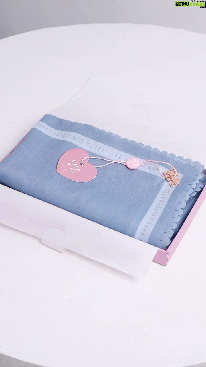 Veve Zulfikar - 1.4K Likes - Unboxed Zena Scarf in Sky Blue Color❤️ 

Tak hanya scarfnya yang begitu cantik, tapi tampilan boxnya juga super menarik dear🥰 order sekarang yuk! Sudah tersedia di Website, Marketplace dan WA admin yah📌

Zena Scarf
Best price: IDR 189.000-, (Scarf Include Pouch)

✨PAKET BUNDLING✨

Paket A: IDR 199.000-, (Scarf Include Pouch & Paperbag)

Paket B: IDR 210.000-, (Scarf Include Exclusive box)

Paket C: IDR 219.000-, (Scarf Include Exclusive box & Paperbag)

FREE ZENA SCARF Buat 2 Orang yang Beruntung‼️ Like, Share dan Komen “MAU ZENA” sebanyak banyaknya ya dan tag 3 teman kamu😊