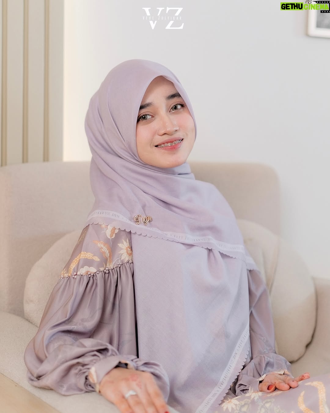 Veve Zulfikar - 1.7K Likes - GIVEAWAY buat 2 dyn ladies bakal dapetin ZENA SCARF GRATIS‼️ Cukup follow, like, share, dan komen👇🏻
C
A
N
T
I
K
Screenshot buktinya kirim ke DM yuk❤️ Good luck🤗

⚠️FREE ONGKIR KE SELURUH INDONESIA ORDER MELALUI WA DAN WEBSITE ONLY⚠️ Curi foto & video selain mitra resmi DENDA 10juta❌ HATI-HATI PENIPUAN & DYN PALSU‼️

For daily or your formal activity, this scarf will make you feel comfy everytime🥰 bahan voal ultrafine premiumnya super nyaman anti letoy✅ mudah di styling✅ yuk gercep sekarang‼️

Zena Scarf 

Material:  Voal Ultrafine Premium
Best price: (harga khusus website & whatsapp)
Best price: IDR 189.000-,

Detail : 
Size  115 cm x 115 cm
Finishing lasercut
Aksen plat logo Dyn premium
Include pouch

✨PAKET BUNDLING✨

Paket A: IDR 199.000-, (Scarf Include Pouch & Paperbag)

Paket B: IDR 210.000-, (Scarf Include Exclusive box)

Paket C: IDR 219.000-, (Scarf Include Exclusive box & Paperbag)

Available in 7 colors: Candy pink, nude, light grey, black, sky blue, sage & orchid

Note : warna asli bisa jadi sedikit berbeda dari foto di karenakan efek kamera, pencahayaan ketika pemotretan serta resolusi dan kecerahan layar.

Order On👇🏻
✅Website: www.dynofficial.com (FREE ONGKIR)
✅Shopee: DYN Official Shop & dynclothing.official
✅Tokopedia: DYN Clothingline Official
✅Lazada: DYN Clothingline Shop
✅Tiktokshop: Dyn clothingline (@ dynclothing)
✅Whatsapp (FREE ONGKIR):
Admin 1 👉🏻Kak Priska: 0851-6318-7084
Admin 2 👉🏻 Kak Pitri: 0851-7536-8025
Admin 3👉🏻 Kak Dyah: 0851-6159-5868 

Daftar distributor resmi DYN : 
Jawa Tengah 
@dyn_pati
@dyn_pekalongan
@dyn_kebumen
@dyn_pemalang
@dyn_jepara
@dyn_kudus_
@dyn_patikudus
@dyn_salatiga_ambarawa_ungaran
@dynclothingline_solo

Jawa Barat 
@dyn_garut 
@dyn_karawang 
@dyn_cianjur 
@dyn_sukabumi

Jabodetabek 
@dyn_jabodetabek 
@dyn_jakartabarat 
@dyn_distrijakartatimur 
@dyn_jakartaselatan 
@dyn_distributordepok 
@dyn_jakartapusat
@dyn_jktutara

Banten
@dyn_cilegonbanten