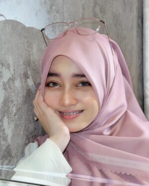 Veve Zulfikar Instagram - š¤ ŁŲ§ŁŁŁ Ų®ŁŲ± Ų§ŁŁ
Ų§ŁŲ±ŁŁ
š Zena Scarf ( candy pink ) by Veve Zulfikar X @dyn_clothingline