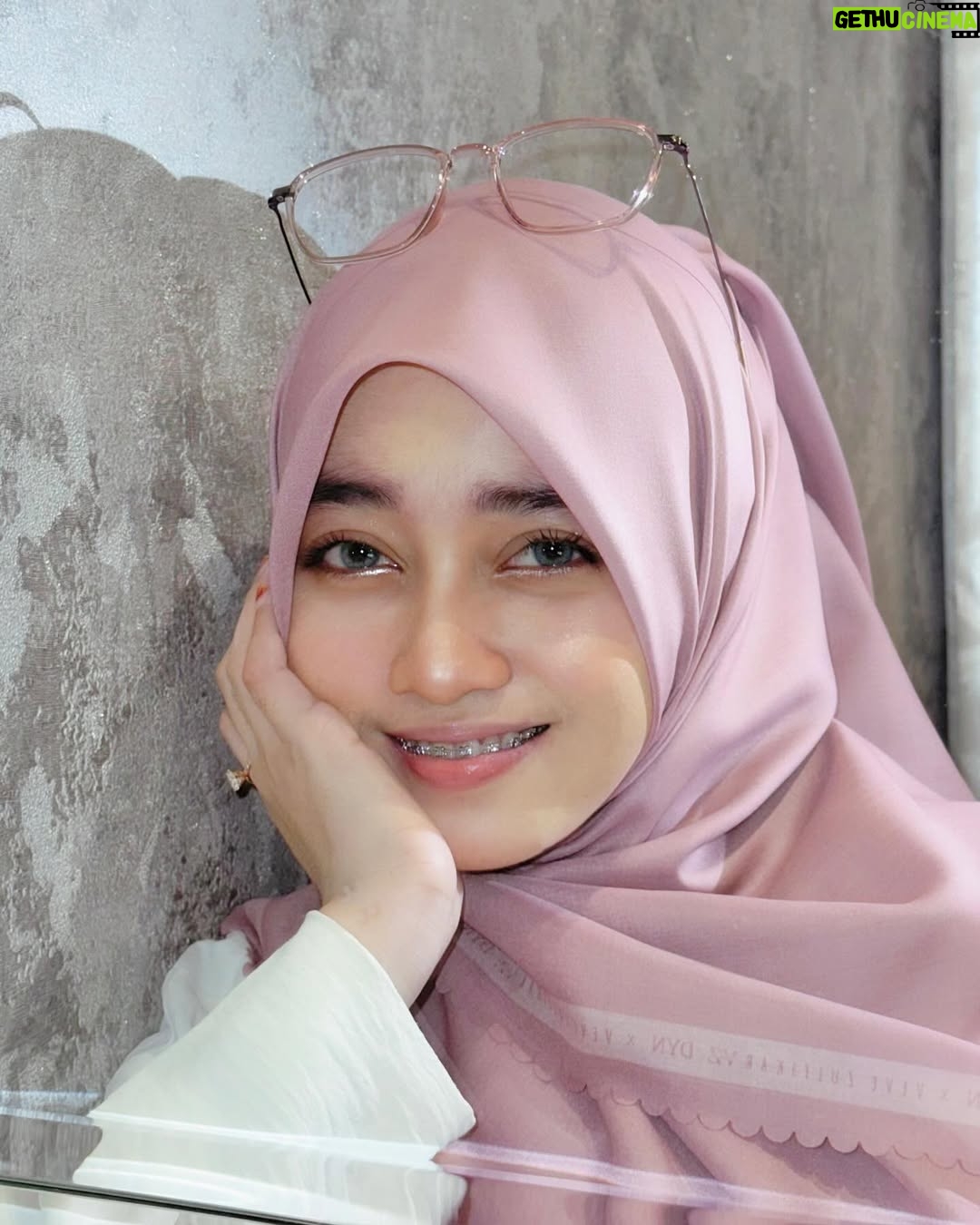 Veve Zulfikar - 3 Likes - 🤍 والله خير الماكرين
💕 Zena Scarf ( candy pink ) by Veve Zulfikar X @dyn_clothingline