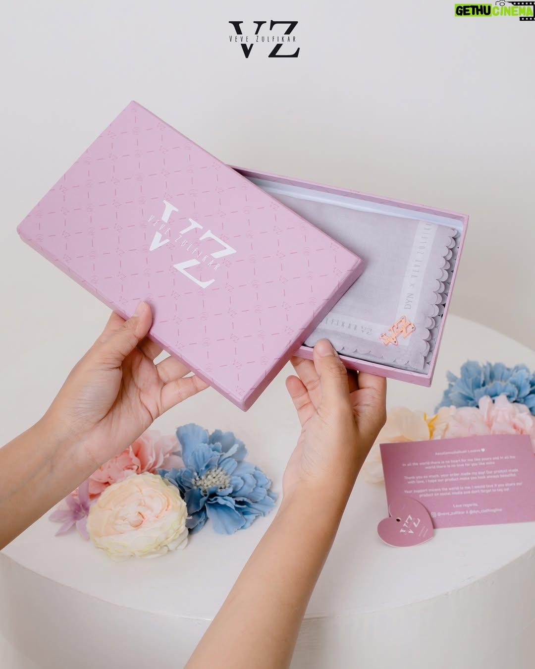 Veve Zulfikar - 1.1K Likes - FREE ZENA SCARF buat 2 dyn ladies🤗
Komen “MAU ZENA” sebanyak-banyaknya, kirimkan bukti komen kamu ke DM dan jangan lupa like - share postingan ini📌

Look at that beautiful box, dear😍
With pinkish color, it’s look pretty💞 kamu bisa dapetin box cantik ini disetiap pembelian Zena Scarf untuk Bundling B & Bundling C yaa🤗

DYN CLOTHINGLINE X VEVE ZULFIKAR

Zena Scarf

✨PAKET BUNDLING✨
✅Paket A: IDR 199.000-, (Scarf Include Pouch & Paperbag)
✅Paket B: IDR 210.000-, (Scarf Include Exclusive box)
✅Paket C: IDR 219.000-, (Scarf Include Exclusive box & Paperbag)

Order On👇🏻
✅Website: www.dynofficial.com (FREE ONGKIR)
✅Shopee: DYN Official Shop & dynclothing.official
✅Tokopedia: DYN Clothingline Official
✅Lazada: DYN Clothingline Shop
✅Tiktokshop: Dyn clothingline (@ dynclothing)
✅Whatsapp (FREE ONGKIR):
Admin 1 👉🏻Kak Priska: 0851-6318-7084
Admin 2 👉🏻 Kak Pitri: 0851-7536-8025
Admin 3👉🏻 Kak Dyah: 0851-6159-5868 

Daftar distributor resmi DYN:
Jawa Timur
@dyn_sidoarjo 
@dyn_kediri 
@dyn.jember 
@dyn_clothinglinemalang 
@dyn_tulungagung 
@dyn_tuban 
@dyn_gresik
@dyn_madura
@dyn_pmk
@dyn_blitarofficial

Yogyakarta
@dyn_jogja.bantul 
@dyn_kotayogyakarta 
@dyn_sleman 

Sumatera 
@dyn_riau 
@dyn_bangka.belitung
@dyn_jambi
@dyn_sumaterrabarat