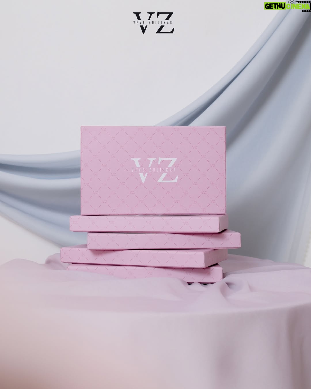 Veve Zulfikar - 1.1K Likes - FREE ZENA SCARF buat 2 dyn ladies🤗
Komen “MAU ZENA” sebanyak-banyaknya, kirimkan bukti komen kamu ke DM dan jangan lupa like - share postingan ini📌

Look at that beautiful box, dear😍
With pinkish color, it’s look pretty💞 kamu bisa dapetin box cantik ini disetiap pembelian Zena Scarf untuk Bundling B & Bundling C yaa🤗

DYN CLOTHINGLINE X VEVE ZULFIKAR

Zena Scarf

✨PAKET BUNDLING✨
✅Paket A: IDR 199.000-, (Scarf Include Pouch & Paperbag)
✅Paket B: IDR 210.000-, (Scarf Include Exclusive box)
✅Paket C: IDR 219.000-, (Scarf Include Exclusive box & Paperbag)

Order On👇🏻
✅Website: www.dynofficial.com (FREE ONGKIR)
✅Shopee: DYN Official Shop & dynclothing.official
✅Tokopedia: DYN Clothingline Official
✅Lazada: DYN Clothingline Shop
✅Tiktokshop: Dyn clothingline (@ dynclothing)
✅Whatsapp (FREE ONGKIR):
Admin 1 👉🏻Kak Priska: 0851-6318-7084
Admin 2 👉🏻 Kak Pitri: 0851-7536-8025
Admin 3👉🏻 Kak Dyah: 0851-6159-5868 

Daftar distributor resmi DYN:
Jawa Timur
@dyn_sidoarjo 
@dyn_kediri 
@dyn.jember 
@dyn_clothinglinemalang 
@dyn_tulungagung 
@dyn_tuban 
@dyn_gresik
@dyn_madura
@dyn_pmk
@dyn_blitarofficial

Yogyakarta
@dyn_jogja.bantul 
@dyn_kotayogyakarta 
@dyn_sleman 

Sumatera 
@dyn_riau 
@dyn_bangka.belitung
@dyn_jambi
@dyn_sumaterrabarat