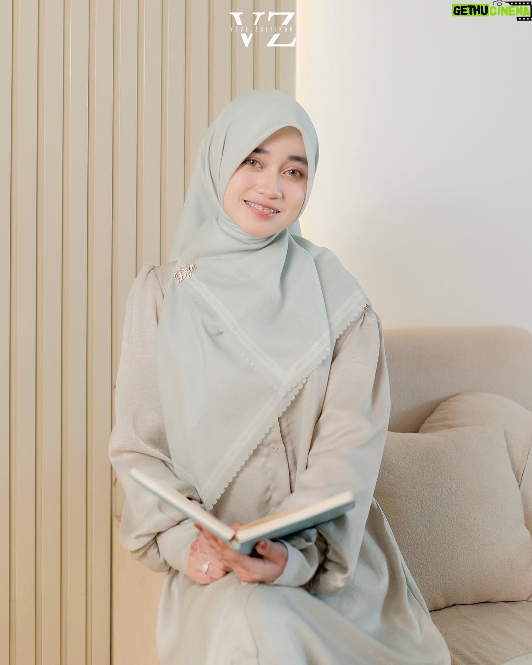 Veve Zulfikar - 3.5K Likes - Fresh & cantik✨ Definisi dari Zena Scarf warna sage🫶🏻 warnanya soft, pastel dan bikin tambah pede deh kalau dipakai😍 

ZENA SCARF GRATIS❤️ Caranya like, Share, Komen👇🏻
Z
E
N
A
Screenshot buktinya kirim ke DM yaa, semoga beruntung😉

⚠️FREE ONGKIR KE SELURUH INDONESIA ORDER MELALUI WA DAN WEBSITE ONLY⚠️ Curi foto & video selain mitra resmi DENDA 10juta❌ HATI-HATI PENIPUAN & DYN PALSU‼️

DYN CLOTHINGLINE X VEVE ZULFIKAR

Zena Scarf 

‼️FREE Photocard untuk 100 pembeli pertama‼️

Material:  Voal Ultrafine Premium
Best price (harga khusus whatsapp & website)
Best price: IDR 189.000-,

Detail : 
Size  115 cm x 115 cm
Finishing lasercut
Aksen plat logo Dyn premium
Include pouch

✨PAKET BUNDLING✨

Paket A: IDR 199.000-, (Scarf Include Pouch & Paperbag)

Paket B: IDR 210.000-, (Scarf Include Exclusive box)

Paket C: IDR 219.000-, (Scarf Include Exclusive box & Paperbag)

Available in 7 colors: Candy pink, nude, light grey, black, sky blue, sage & orchid

Note : warna asli bisa jadi sedikit berbeda dari foto di karenakan efek kamera, pencahayaan ketika pemotretan serta resolusi dan kecerahan layar.

Daftar distributor resmi DYN 
Jawa Tengah 
@dyn_pati
@dyn_pekalongan
@dyn_kebumen
@dyn_pemalang
@dyn_jepara
@dyn_kudus_
@dyn_patikudus
@dyn_salatiga_ambarawa_ungaran
@dynclothingline_solo

Jawa Barat 
@dyn_garut 
@dyn_karawang 
@dyn_cianjur 
@dyn_sukabumi

Jabodetabek 
@dyn_jabodetabek 
@dyn_jakartabarat 
@dyn_distrijakartatimur 
@dyn_jakartaselatan 
@dyn_distributordepok 
@dyn_jakartapusat
@dyn_jktutara

Banten
@dyn_cilegonbanten