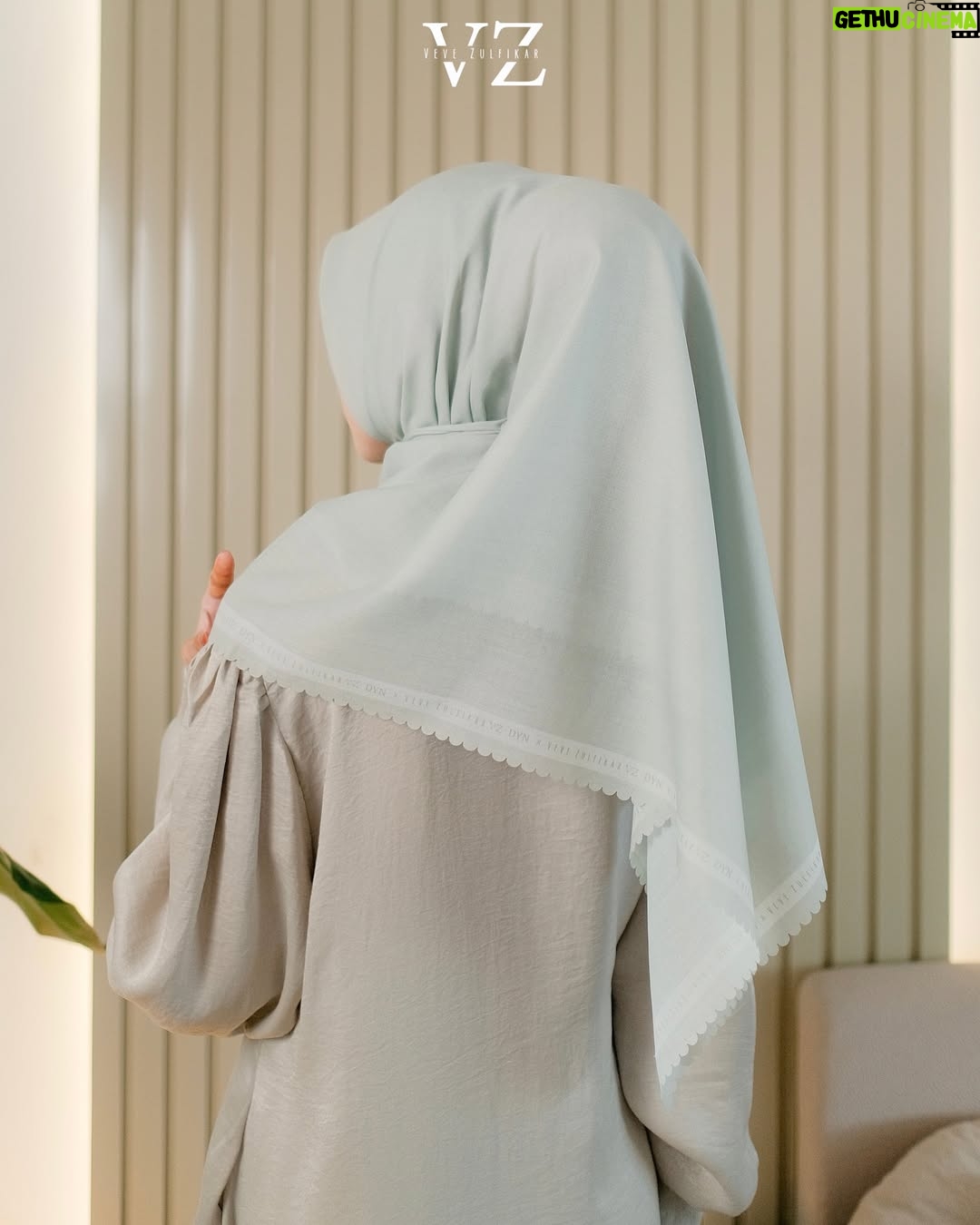 Veve Zulfikar - 3.5K Likes - Fresh & cantik✨ Definisi dari Zena Scarf warna sage🫶🏻 warnanya soft, pastel dan bikin tambah pede deh kalau dipakai😍 

ZENA SCARF GRATIS❤️ Caranya like, Share, Komen👇🏻
Z
E
N
A
Screenshot buktinya kirim ke DM yaa, semoga beruntung😉

⚠️FREE ONGKIR KE SELURUH INDONESIA ORDER MELALUI WA DAN WEBSITE ONLY⚠️ Curi foto & video selain mitra resmi DENDA 10juta❌ HATI-HATI PENIPUAN & DYN PALSU‼️

DYN CLOTHINGLINE X VEVE ZULFIKAR

Zena Scarf 

‼️FREE Photocard untuk 100 pembeli pertama‼️

Material:  Voal Ultrafine Premium
Best price (harga khusus whatsapp & website)
Best price: IDR 189.000-,

Detail : 
Size  115 cm x 115 cm
Finishing lasercut
Aksen plat logo Dyn premium
Include pouch

✨PAKET BUNDLING✨

Paket A: IDR 199.000-, (Scarf Include Pouch & Paperbag)

Paket B: IDR 210.000-, (Scarf Include Exclusive box)

Paket C: IDR 219.000-, (Scarf Include Exclusive box & Paperbag)

Available in 7 colors: Candy pink, nude, light grey, black, sky blue, sage & orchid

Note : warna asli bisa jadi sedikit berbeda dari foto di karenakan efek kamera, pencahayaan ketika pemotretan serta resolusi dan kecerahan layar.

Daftar distributor resmi DYN 
Jawa Tengah 
@dyn_pati
@dyn_pekalongan
@dyn_kebumen
@dyn_pemalang
@dyn_jepara
@dyn_kudus_
@dyn_patikudus
@dyn_salatiga_ambarawa_ungaran
@dynclothingline_solo

Jawa Barat 
@dyn_garut 
@dyn_karawang 
@dyn_cianjur 
@dyn_sukabumi

Jabodetabek 
@dyn_jabodetabek 
@dyn_jakartabarat 
@dyn_distrijakartatimur 
@dyn_jakartaselatan 
@dyn_distributordepok 
@dyn_jakartapusat
@dyn_jktutara

Banten
@dyn_cilegonbanten
