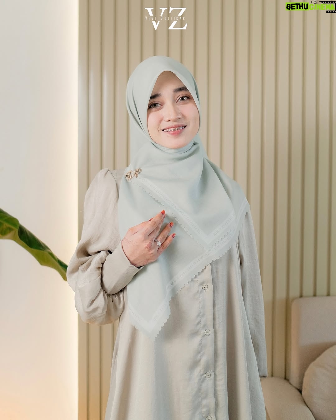 Veve Zulfikar - 3.5K Likes - Fresh & cantik✨ Definisi dari Zena Scarf warna sage🫶🏻 warnanya soft, pastel dan bikin tambah pede deh kalau dipakai😍 

ZENA SCARF GRATIS❤️ Caranya like, Share, Komen👇🏻
Z
E
N
A
Screenshot buktinya kirim ke DM yaa, semoga beruntung😉

⚠️FREE ONGKIR KE SELURUH INDONESIA ORDER MELALUI WA DAN WEBSITE ONLY⚠️ Curi foto & video selain mitra resmi DENDA 10juta❌ HATI-HATI PENIPUAN & DYN PALSU‼️

DYN CLOTHINGLINE X VEVE ZULFIKAR

Zena Scarf 

‼️FREE Photocard untuk 100 pembeli pertama‼️

Material:  Voal Ultrafine Premium
Best price (harga khusus whatsapp & website)
Best price: IDR 189.000-,

Detail : 
Size  115 cm x 115 cm
Finishing lasercut
Aksen plat logo Dyn premium
Include pouch

✨PAKET BUNDLING✨

Paket A: IDR 199.000-, (Scarf Include Pouch & Paperbag)

Paket B: IDR 210.000-, (Scarf Include Exclusive box)

Paket C: IDR 219.000-, (Scarf Include Exclusive box & Paperbag)

Available in 7 colors: Candy pink, nude, light grey, black, sky blue, sage & orchid

Note : warna asli bisa jadi sedikit berbeda dari foto di karenakan efek kamera, pencahayaan ketika pemotretan serta resolusi dan kecerahan layar.

Daftar distributor resmi DYN 
Jawa Tengah 
@dyn_pati
@dyn_pekalongan
@dyn_kebumen
@dyn_pemalang
@dyn_jepara
@dyn_kudus_
@dyn_patikudus
@dyn_salatiga_ambarawa_ungaran
@dynclothingline_solo

Jawa Barat 
@dyn_garut 
@dyn_karawang 
@dyn_cianjur 
@dyn_sukabumi

Jabodetabek 
@dyn_jabodetabek 
@dyn_jakartabarat 
@dyn_distrijakartatimur 
@dyn_jakartaselatan 
@dyn_distributordepok 
@dyn_jakartapusat
@dyn_jktutara

Banten
@dyn_cilegonbanten