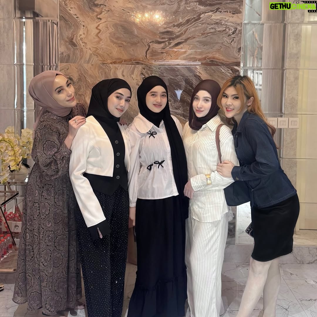 Veve Zulfikar - 3 Likes - good friends are like stars 💫
you don’t always see them, but you know they’re always there 🤍