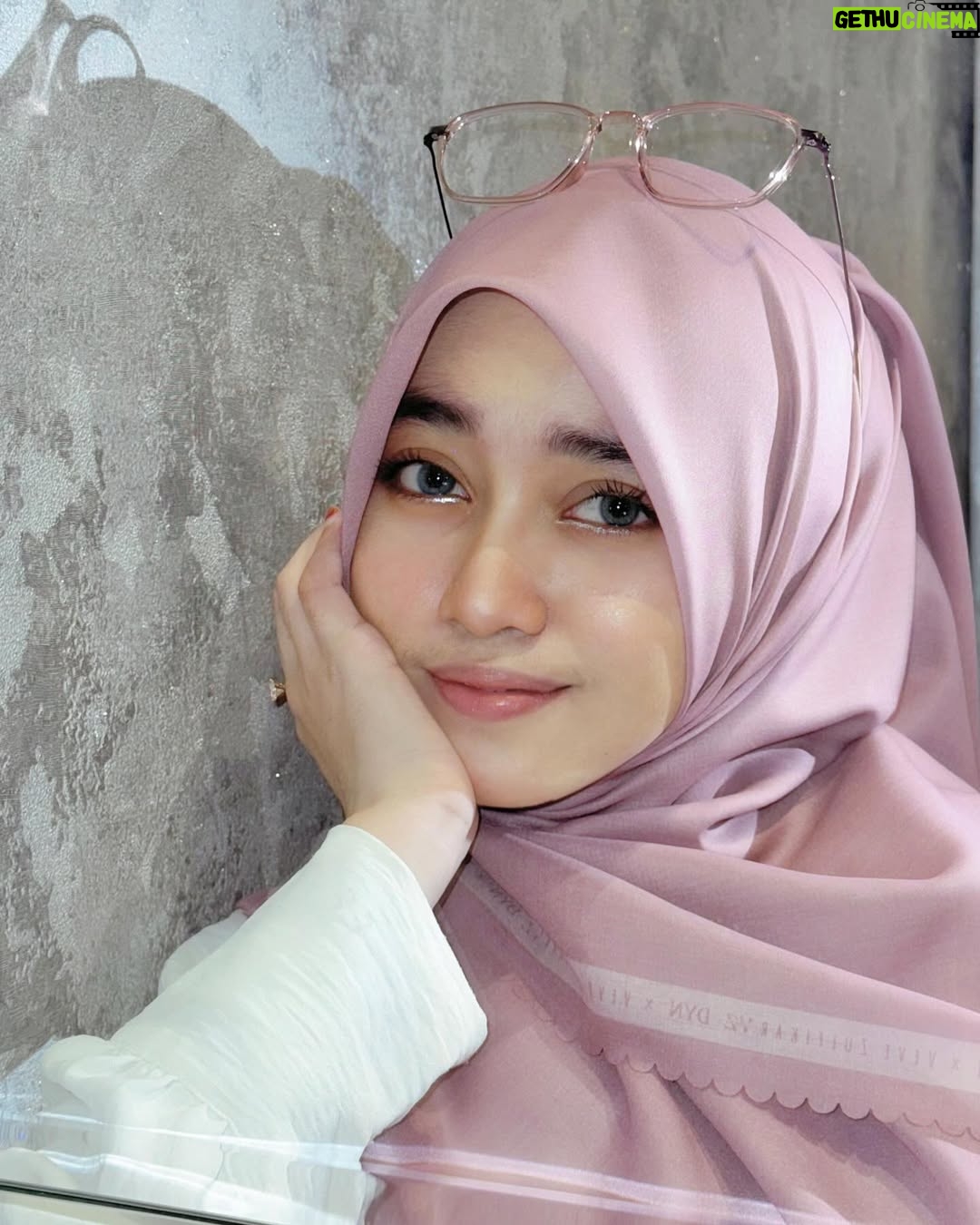 Veve Zulfikar - 3 Likes - 🤍 والله خير الماكرين
💕 Zena Scarf ( candy pink ) by Veve Zulfikar X @dyn_clothingline