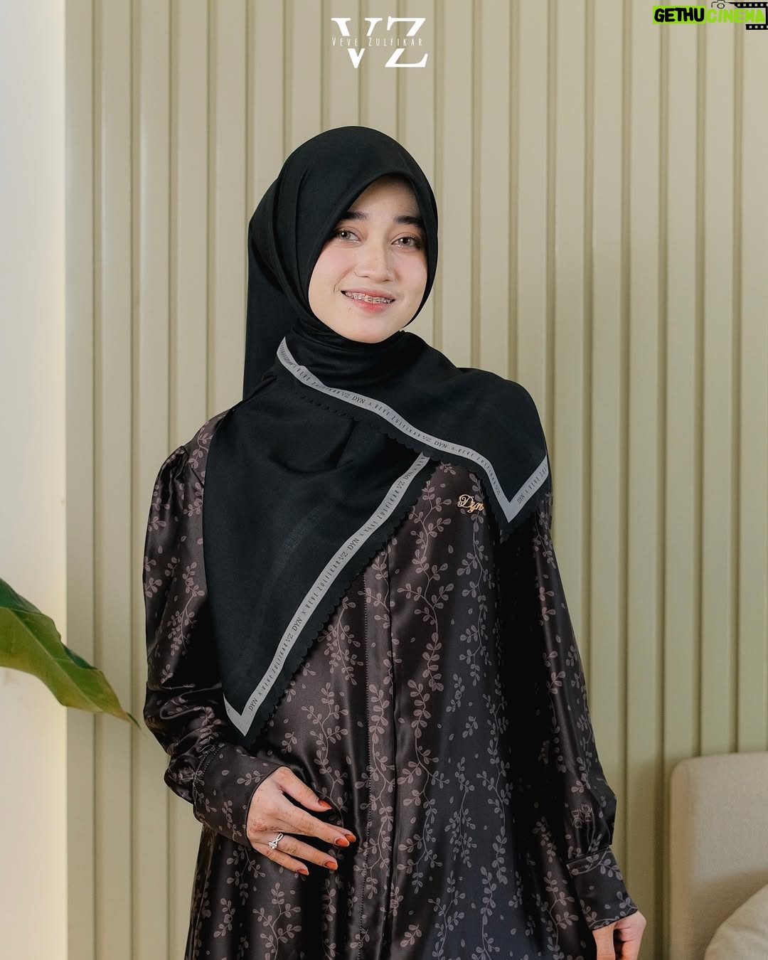 Veve Zulfikar - 1.6K Likes - Looking good instantly with Zena Scarf in Black🖤 Warna yang selalu best seller karena bisa dimatch sama outfit warna apapun🥰 Stock warna blacknya udah mulai menipis, yuk order sekarang🛒

ZENA SCARF GRATIS❤️ Caranya like, Share, Komen👇🏻
Z
E
N
A
Screenshot buktinya kirim ke DM yaa, semoga beruntung😉

⚠️FREE ONGKIR KE SELURUH INDONESIA ORDER MELALUI WA DAN WEBSITE ONLY⚠️ Curi foto & video selain mitra resmi DENDA 10juta❌ HATI-HATI PENIPUAN & DYN PALSU‼️

DYN CLOTHINGLINE X VEVE ZULFIKAR

Zena Scarf 

‼️FREE Photocard untuk 100 pembeli pertama‼️

Material:  Voal Ultrafine Premium
Best price (harga khusus whatsapp & website)
Best price: IDR 189.000-,

Detail : 
Size  115 cm x 115 cm
Finishing lasercut
Aksen plat logo Dyn premium
Include pouch

✨PAKET BUNDLING✨

Paket A: IDR 199.000-, (Scarf Include Pouch & Paperbag)

Paket B: IDR 210.000-, (Scarf Include Exclusive box)

Paket C: IDR 219.000-, (Scarf Include Exclusive box & Paperbag)

Available in 7 colors: Candy pink, nude, light grey, black, sky blue, sage & orchid

Note : warna asli bisa jadi sedikit berbeda dari foto di karenakan efek kamera, pencahayaan ketika pemotretan serta resolusi dan kecerahan layar.

Order On👇🏻
✅Website: www.dynofficial.com (FREE ONGKIR)
✅Shopee: DYN Official Shop & dynclothing.official
✅Tokopedia: DYN Clothingline Official
✅Lazada: DYN Clothingline Shop
✅Tiktokshop: Dyn clothingline (@ dynclothing)
✅Whatsapp (FREE ONGKIR):
Admin 1 👉🏻Kak Priska: 0851-6318-7084
Admin 2 👉🏻 Kak Pitri: 0851-7536-8025
Admin 3👉🏻 Kak Dyah: 0851-6159-5868

Daftar distributor resmi DYN 
Jawa Timur
@dyn_sidoarjo 
@dyn_kediri 
@dyn.jember 
@dyn_clothinglinemalang 
@dyn_tulungagung 
@dyn_tuban 
@dyn_gresik
@dyn_madura
@dyn_pmk
@dyn_blitarofficial

Yogyakarta
@dyn_jogja.bantul 
@dyn_kotayogyakarta 
@dyn_sleman 

Sumatera 
@dyn_riau 
@dyn_bangka.belitung
@dyn_jambi
@dyn_sumaterabarat