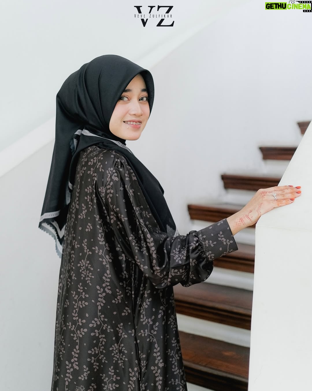 Veve Zulfikar - 1.6K Likes - Looking good instantly with Zena Scarf in Black🖤 Warna yang selalu best seller karena bisa dimatch sama outfit warna apapun🥰 Stock warna blacknya udah mulai menipis, yuk order sekarang🛒

ZENA SCARF GRATIS❤️ Caranya like, Share, Komen👇🏻
Z
E
N
A
Screenshot buktinya kirim ke DM yaa, semoga beruntung😉

⚠️FREE ONGKIR KE SELURUH INDONESIA ORDER MELALUI WA DAN WEBSITE ONLY⚠️ Curi foto & video selain mitra resmi DENDA 10juta❌ HATI-HATI PENIPUAN & DYN PALSU‼️

DYN CLOTHINGLINE X VEVE ZULFIKAR

Zena Scarf 

‼️FREE Photocard untuk 100 pembeli pertama‼️

Material:  Voal Ultrafine Premium
Best price (harga khusus whatsapp & website)
Best price: IDR 189.000-,

Detail : 
Size  115 cm x 115 cm
Finishing lasercut
Aksen plat logo Dyn premium
Include pouch

✨PAKET BUNDLING✨

Paket A: IDR 199.000-, (Scarf Include Pouch & Paperbag)

Paket B: IDR 210.000-, (Scarf Include Exclusive box)

Paket C: IDR 219.000-, (Scarf Include Exclusive box & Paperbag)

Available in 7 colors: Candy pink, nude, light grey, black, sky blue, sage & orchid

Note : warna asli bisa jadi sedikit berbeda dari foto di karenakan efek kamera, pencahayaan ketika pemotretan serta resolusi dan kecerahan layar.

Order On👇🏻
✅Website: www.dynofficial.com (FREE ONGKIR)
✅Shopee: DYN Official Shop & dynclothing.official
✅Tokopedia: DYN Clothingline Official
✅Lazada: DYN Clothingline Shop
✅Tiktokshop: Dyn clothingline (@ dynclothing)
✅Whatsapp (FREE ONGKIR):
Admin 1 👉🏻Kak Priska: 0851-6318-7084
Admin 2 👉🏻 Kak Pitri: 0851-7536-8025
Admin 3👉🏻 Kak Dyah: 0851-6159-5868

Daftar distributor resmi DYN 
Jawa Timur
@dyn_sidoarjo 
@dyn_kediri 
@dyn.jember 
@dyn_clothinglinemalang 
@dyn_tulungagung 
@dyn_tuban 
@dyn_gresik
@dyn_madura
@dyn_pmk
@dyn_blitarofficial

Yogyakarta
@dyn_jogja.bantul 
@dyn_kotayogyakarta 
@dyn_sleman 

Sumatera 
@dyn_riau 
@dyn_bangka.belitung
@dyn_jambi
@dyn_sumaterabarat
