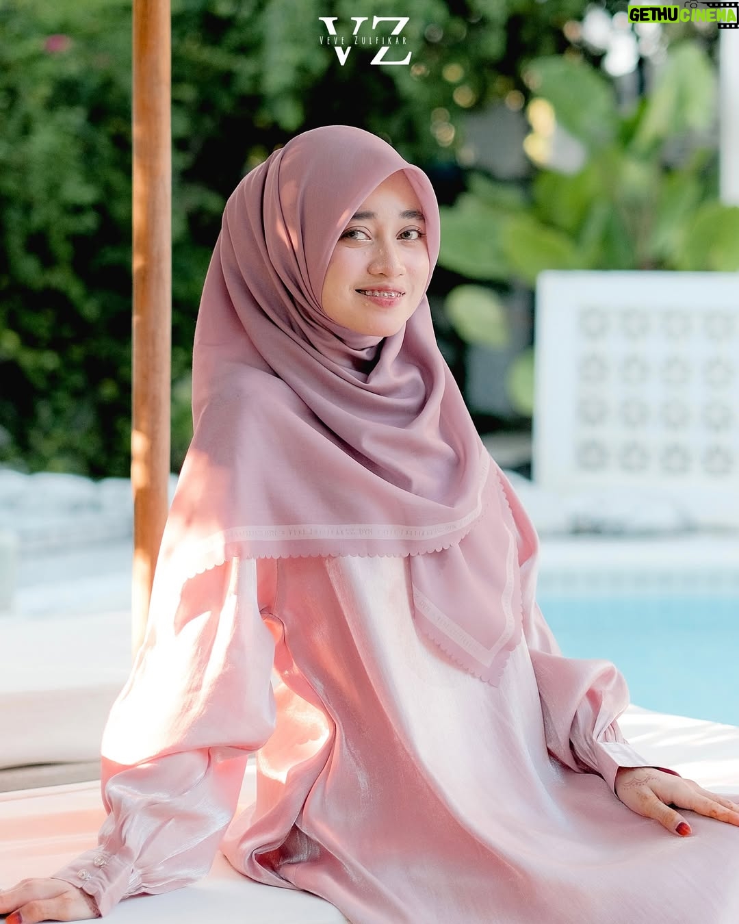 Veve Zulfikar - 2.4K Likes - The sweet color in candy pink💖
Warnanya cantik💕 manis💕 feminim💕 dan anggun💕 Masyaallah tabarakallah😍 wajib banget nih punya Zena Scarf warna Candy Pink ini🤗

Get FREE ZENA SCARF for 2 dyn ladies📌 like - share this post on your insta story, tag DYN dan komen👇🏻
M
A
U
Kirim screenshoot komen kamu ke DM mimin yaa🥰 Good Luck❤️

DYN CLOTHINGLINE X VEVE ZULFIKAR

Zena Scarf 

‼️FREE Photocard untuk 100 pembeli pertama‼️

Material:  Voal Ultrafine Premium
Best price (harga khusus whatsapp & website)
Best price: IDR 189.000,-

Detail : 
Size  115 cm x 115 cm
Finishing lasercut
Aksen plat logo Dyn premium
Include pouch

✨PAKET BUNDLING✨

Paket A: IDR 199.000,- (Scarf Include Pouch & Paperbag)

Paket B: IDR 210.000,- (Scarf Include Exclusive box)

Paket C: IDR 219.000,- (Scarf Include Exclusive box & Paperbag)

Available in 7 colors: Candy pink, nude, light grey, black, sky blue, sage & orchid

Note : warna asli bisa jadi sedikit berbeda dari foto di karenakan efek kamera, pencahayaan ketika pemotretan serta resolusi dan kecerahan layar.

Order On👇🏻
✅Website: www.dynofficial.com (FREE ONGKIR)
✅Shopee: DYN Official Shop & dynclothing.official
✅Tokopedia: DYN Clothingline Official
✅Lazada: DYN Clothingline Shop
✅Tiktokshop: Dyn clothingline (@ dynclothing)
✅Whatsapp (FREE ONGKIR):
Admin 1 👉🏻Kak Priska: 0851-6318-7084
Admin 2 👉🏻 Kak Pitri: 0851-7536-8025
Admin 3👉🏻 Kak Dyah: 0851-6159-5868

⚠️FREE ONGKIR KE SELURUH INDONESIA ORDER MELALUI WA DAN WEBSITE ONLY⚠️ Curi foto & video selain mitra resmi DENDA 10juta❌ HATI-HATI PENIPUAN & DYN PALSU‼️