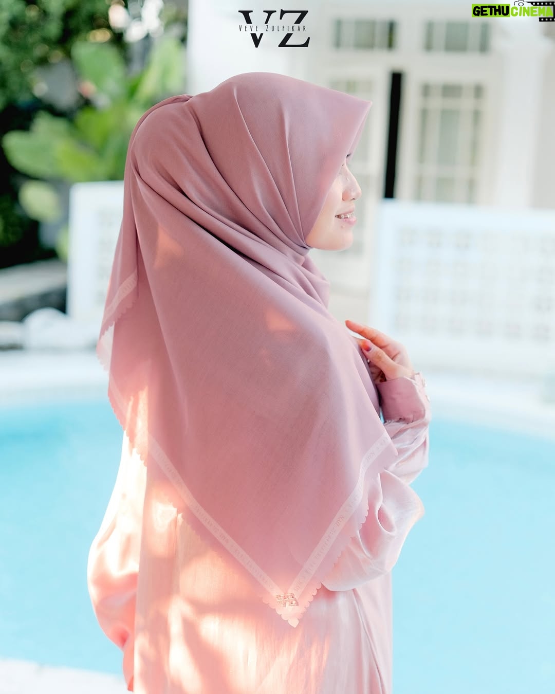 Veve Zulfikar - 2.4K Likes - The sweet color in candy pink💖
Warnanya cantik💕 manis💕 feminim💕 dan anggun💕 Masyaallah tabarakallah😍 wajib banget nih punya Zena Scarf warna Candy Pink ini🤗

Get FREE ZENA SCARF for 2 dyn ladies📌 like - share this post on your insta story, tag DYN dan komen👇🏻
M
A
U
Kirim screenshoot komen kamu ke DM mimin yaa🥰 Good Luck❤️

DYN CLOTHINGLINE X VEVE ZULFIKAR

Zena Scarf 

‼️FREE Photocard untuk 100 pembeli pertama‼️

Material:  Voal Ultrafine Premium
Best price (harga khusus whatsapp & website)
Best price: IDR 189.000,-

Detail : 
Size  115 cm x 115 cm
Finishing lasercut
Aksen plat logo Dyn premium
Include pouch

✨PAKET BUNDLING✨

Paket A: IDR 199.000,- (Scarf Include Pouch & Paperbag)

Paket B: IDR 210.000,- (Scarf Include Exclusive box)

Paket C: IDR 219.000,- (Scarf Include Exclusive box & Paperbag)

Available in 7 colors: Candy pink, nude, light grey, black, sky blue, sage & orchid

Note : warna asli bisa jadi sedikit berbeda dari foto di karenakan efek kamera, pencahayaan ketika pemotretan serta resolusi dan kecerahan layar.

Order On👇🏻
✅Website: www.dynofficial.com (FREE ONGKIR)
✅Shopee: DYN Official Shop & dynclothing.official
✅Tokopedia: DYN Clothingline Official
✅Lazada: DYN Clothingline Shop
✅Tiktokshop: Dyn clothingline (@ dynclothing)
✅Whatsapp (FREE ONGKIR):
Admin 1 👉🏻Kak Priska: 0851-6318-7084
Admin 2 👉🏻 Kak Pitri: 0851-7536-8025
Admin 3👉🏻 Kak Dyah: 0851-6159-5868

⚠️FREE ONGKIR KE SELURUH INDONESIA ORDER MELALUI WA DAN WEBSITE ONLY⚠️ Curi foto & video selain mitra resmi DENDA 10juta❌ HATI-HATI PENIPUAN & DYN PALSU‼️
