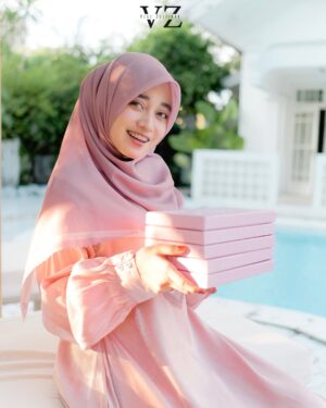 Veve Zulfikar Instagram - The sweet color in candy pinkš
Warnanya cantikš manisš feminimš dan anggunš Masyaallah tabarakallahš wajib banget nih punya Zena Scarf warna Candy Pink iniš¤
Get FREE ZENA SCARF for 2 dyn ladiesš like - share this post on your insta story, tag DYN dan komenšš»
M
A
U
Kirim screenshoot komen kamu ke DM mimin yaaš„° Good Luckā¤ļø
DYN CLOTHINGLINE X VEVE ZULFIKAR
Zena Scarf
ā¼ļøFREE Photocard untuk 100 pembeli pertamaā¼ļø
Material: Voal Ultrafine Premium
Best price (harga khusus whatsapp & website)
Best price: IDR 189.000,-
Detail :
Size 115 cm x 115 cm
Finishing lasercut
Aksen plat logo Dyn premium
Include pouch
āØPAKET BUNDLINGāØ
Paket A: IDR 199.000,- (Scarf Include Pouch & Paperbag)
Paket B: IDR 210.000,- (Scarf Include Exclusive box)
Paket C: IDR 219.000,- (Scarf Include Exclusive box & Paperbag)
Available in 7 colors: Candy pink, nude, light grey, black, sky blue, sage & orchid
Note : warna asli bisa jadi sedikit berbeda dari foto di karenakan efek kamera, pencahayaan ketika pemotretan serta resolusi dan kecerahan layar.
Order Onšš»
ā
Website: www.dynofficial.com (FREE ONGKIR)
ā
Shopee: DYN Official Shop & dynclothing.official
ā
Tokopedia: DYN Clothingline Official
ā
Lazada: DYN Clothingline Shop
ā
Tiktokshop: Dyn clothingline (@ dynclothing)
ā
Whatsapp (FREE ONGKIR):
Admin 1 šš»Kak Priska: 0851-6318-7084
Admin 2 šš» Kak Pitri: 0851-7536-8025
Admin 3šš» Kak Dyah: 0851-6159-5868
ā ļøFREE ONGKIR KE SELURUH INDONESIA ORDER MELALUI WA DAN WEBSITE ONLYā ļø Curi foto & video selain mitra resmi DENDA 10jutaā HATI-HATI PENIPUAN & DYN PALSUā¼ļø