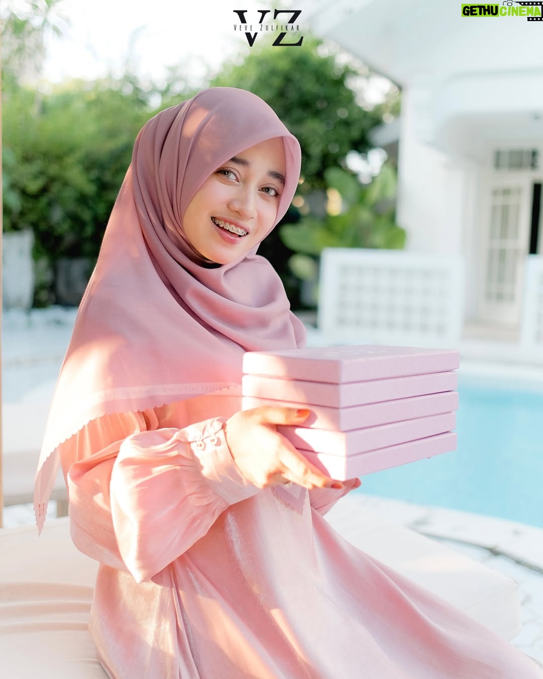 Veve Zulfikar - 2.4K Likes - The sweet color in candy pink💖
Warnanya cantik💕 manis💕 feminim💕 dan anggun💕 Masyaallah tabarakallah😍 wajib banget nih punya Zena Scarf warna Candy Pink ini🤗

Get FREE ZENA SCARF for 2 dyn ladies📌 like - share this post on your insta story, tag DYN dan komen👇🏻
M
A
U
Kirim screenshoot komen kamu ke DM mimin yaa🥰 Good Luck❤️

DYN CLOTHINGLINE X VEVE ZULFIKAR

Zena Scarf 

‼️FREE Photocard untuk 100 pembeli pertama‼️

Material:  Voal Ultrafine Premium
Best price (harga khusus whatsapp & website)
Best price: IDR 189.000,-

Detail : 
Size  115 cm x 115 cm
Finishing lasercut
Aksen plat logo Dyn premium
Include pouch

✨PAKET BUNDLING✨

Paket A: IDR 199.000,- (Scarf Include Pouch & Paperbag)

Paket B: IDR 210.000,- (Scarf Include Exclusive box)

Paket C: IDR 219.000,- (Scarf Include Exclusive box & Paperbag)

Available in 7 colors: Candy pink, nude, light grey, black, sky blue, sage & orchid

Note : warna asli bisa jadi sedikit berbeda dari foto di karenakan efek kamera, pencahayaan ketika pemotretan serta resolusi dan kecerahan layar.

Order On👇🏻
✅Website: www.dynofficial.com (FREE ONGKIR)
✅Shopee: DYN Official Shop & dynclothing.official
✅Tokopedia: DYN Clothingline Official
✅Lazada: DYN Clothingline Shop
✅Tiktokshop: Dyn clothingline (@ dynclothing)
✅Whatsapp (FREE ONGKIR):
Admin 1 👉🏻Kak Priska: 0851-6318-7084
Admin 2 👉🏻 Kak Pitri: 0851-7536-8025
Admin 3👉🏻 Kak Dyah: 0851-6159-5868

⚠️FREE ONGKIR KE SELURUH INDONESIA ORDER MELALUI WA DAN WEBSITE ONLY⚠️ Curi foto & video selain mitra resmi DENDA 10juta❌ HATI-HATI PENIPUAN & DYN PALSU‼️