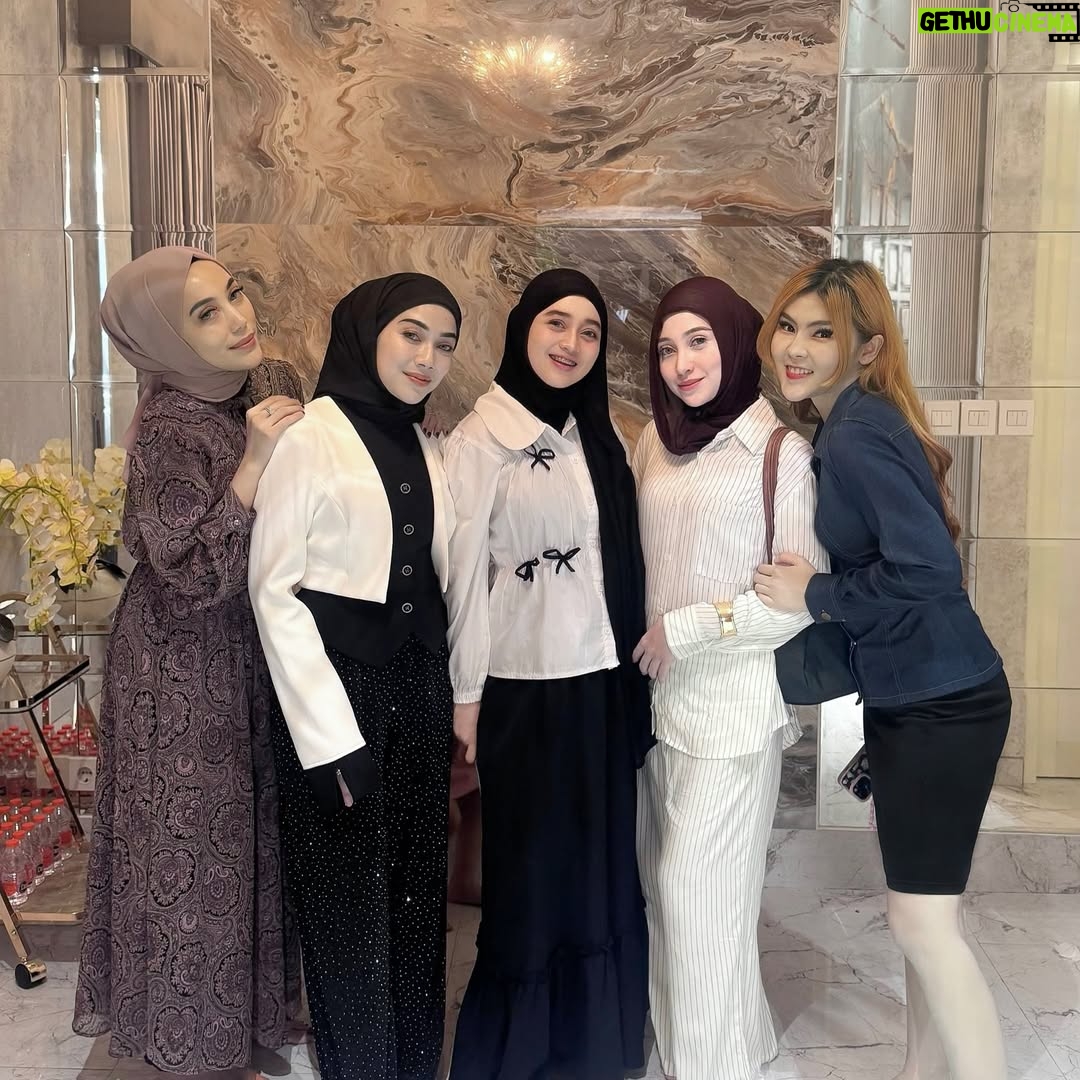Veve Zulfikar - 3 Likes - good friends are like stars 💫
you don’t always see them, but you know they’re always there 🤍
