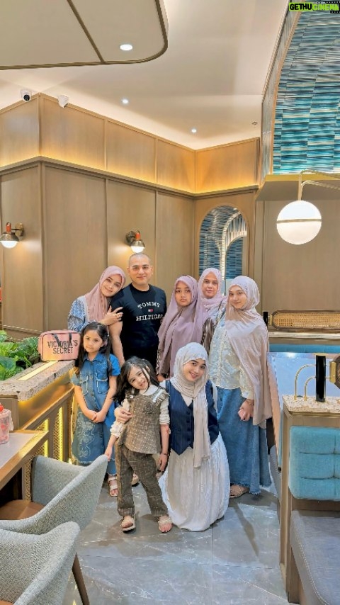 Veve Zulfikar - 3 Likes - keluarga adalah tempat dimana kehidupan di mulai dan cinta tidak pernah berakhir ♡

keluarga yang kuat tidak dibangun dalam keheningan, melainkan dibangun dengan tumbuh dalam tawa, berbagi cerita, berbagi makanan bersama, berdoa bersama, dan momen-momen kecil di antaranya ☆