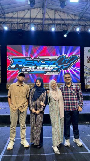 Veve Zulfikar Instagram - Konsep awalnya:
Abah @zulfikar_basyaiban : sbg sopir (krn pak sopir yg asli mendadak diare krn abis dibentak isterinya) š¤£
@zara_zulfikar : backing vocal
@haidar_assyaibani : tukang foto & jagain tas/dompet
Begitu nyampe di lokasi pada berubah semua
š¤£š¤£š¤£ā¦semua krn request hadirin