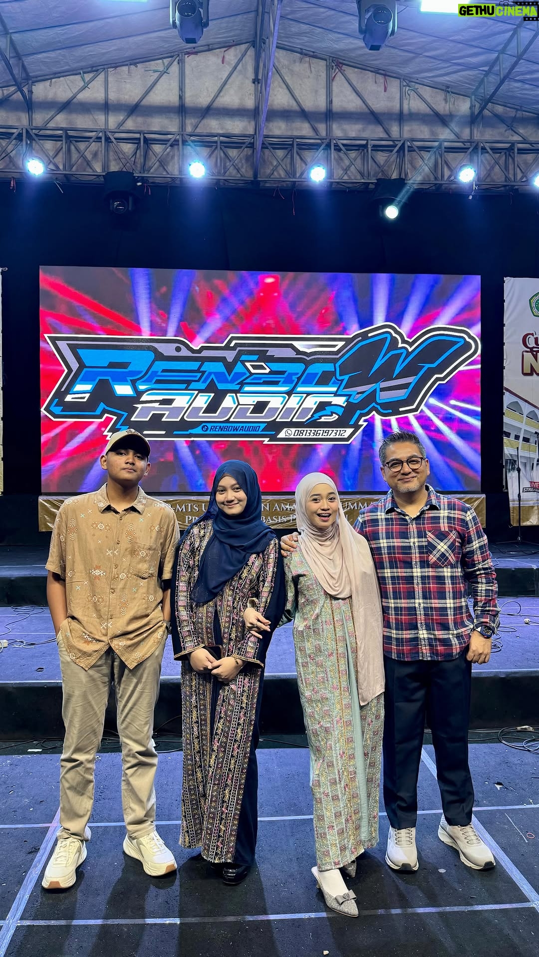 Veve Zulfikar - 3 Likes - Konsep awalnya:
Abah @zulfikar_basyaiban : sbg sopir (krn pak sopir yg asli mendadak diare krn abis dibentak isterinya) 🤣
@zara_zulfikar : backing vocal
@haidar_assyaibani : tukang foto & jagain tas/dompet

Begitu nyampe di lokasi pada berubah semua
🤣🤣🤣…semua krn request hadirin